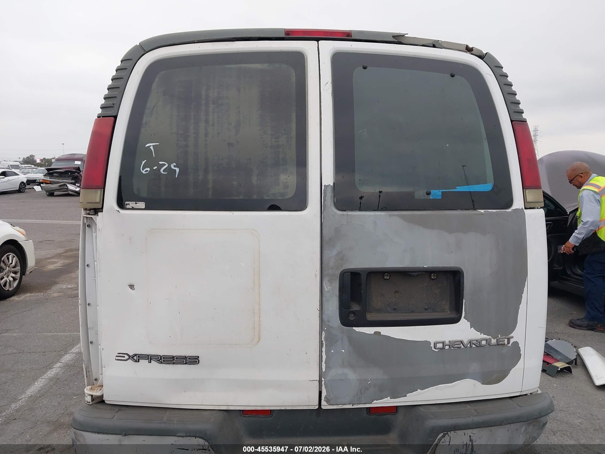 2002 Chevrolet Express Cargo Van   White vin: 1GCGG29R821173558