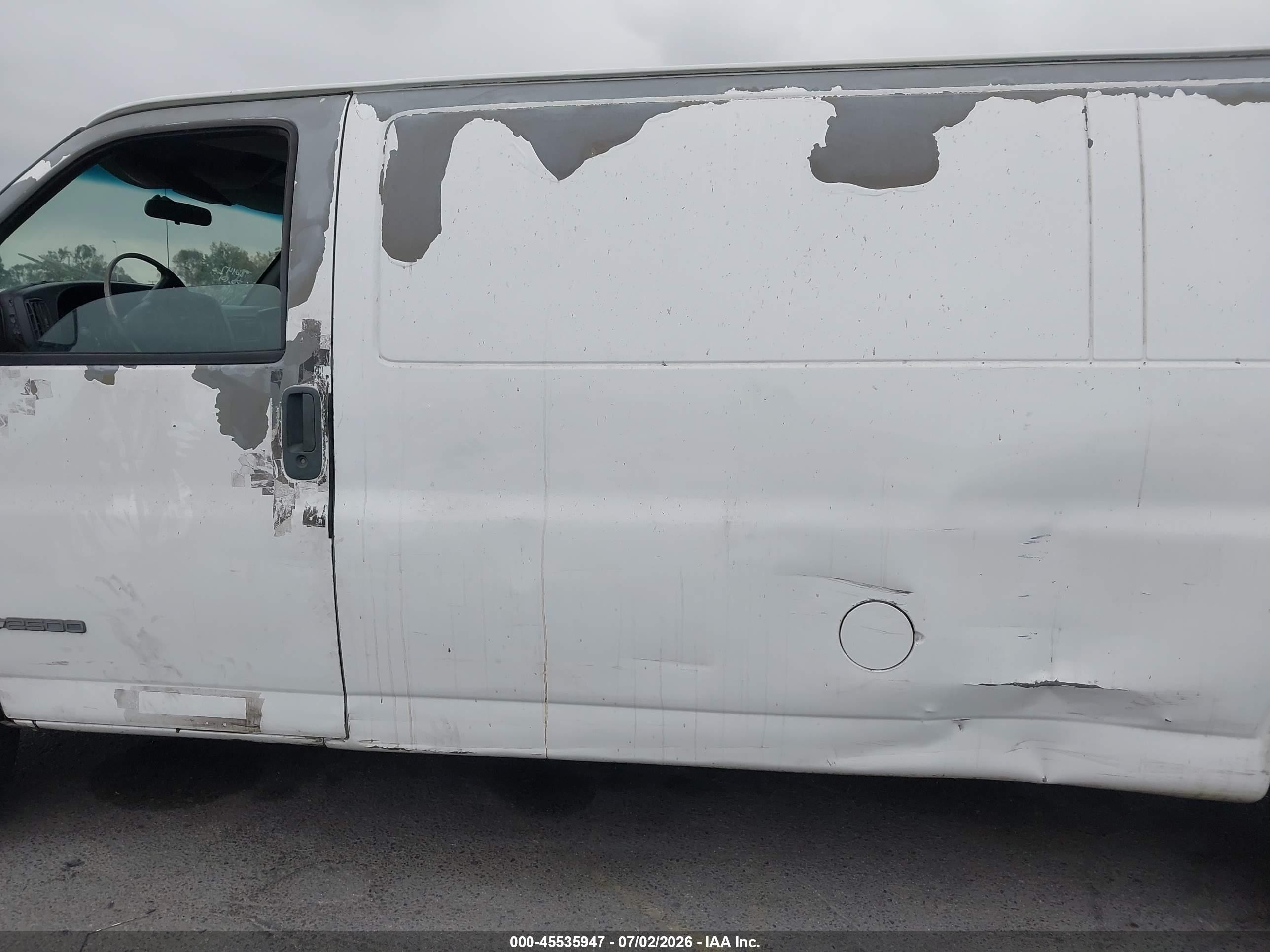 2002 Chevrolet Express Cargo Van   White vin: 1GCGG29R821173558