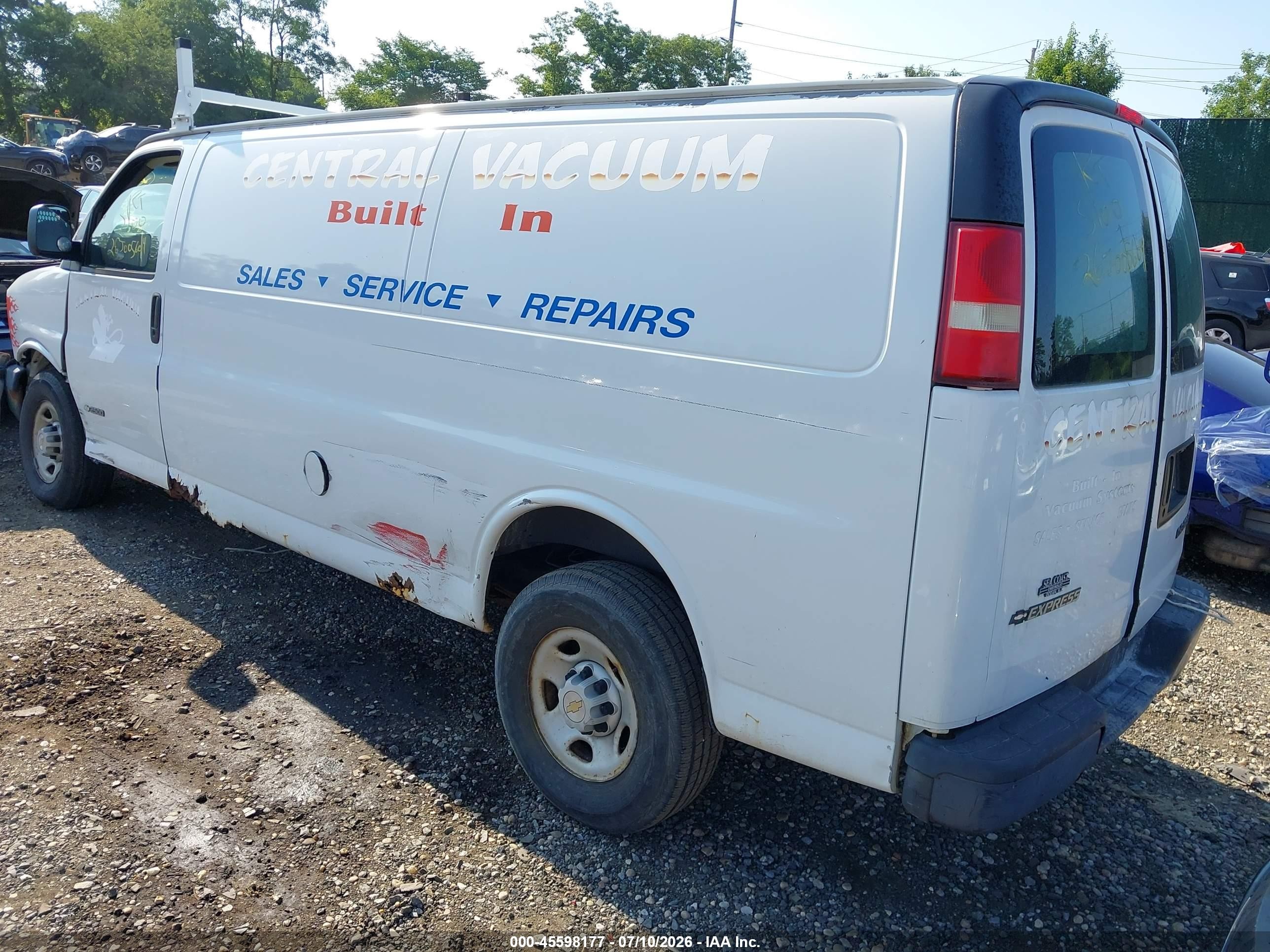 2005 Chevrolet Express Cargo Van   White vin: 1GCGG29U051164667
