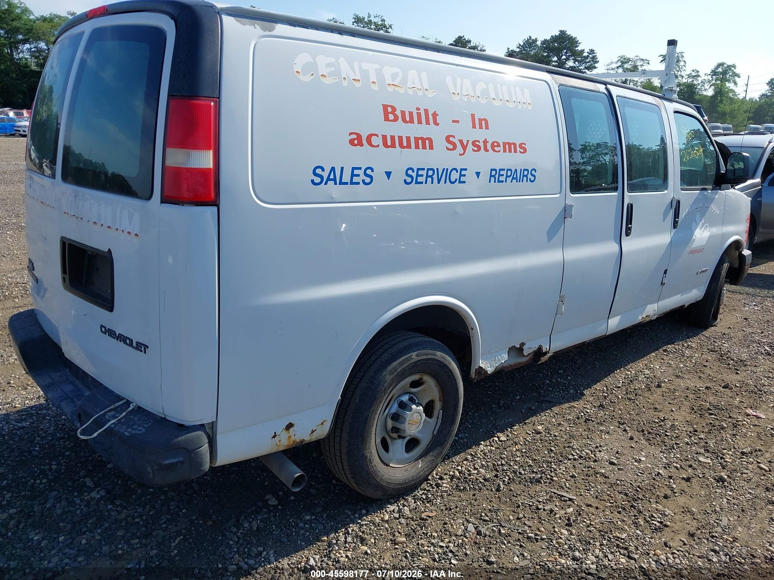 2005 Chevrolet Express Cargo Van   White vin: 1GCGG29U051164667