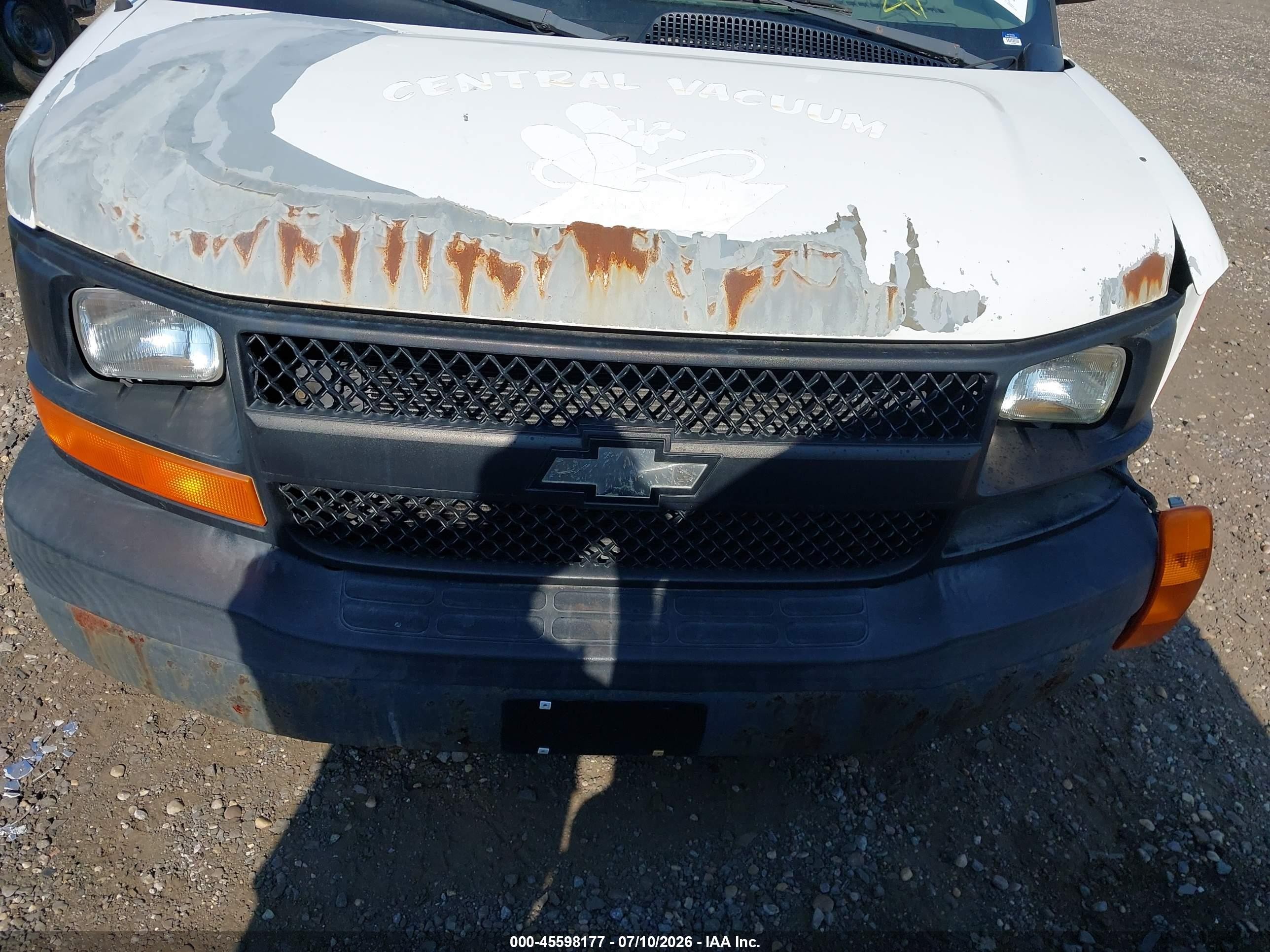 2005 Chevrolet Express Cargo Van   White vin: 1GCGG29U051164667