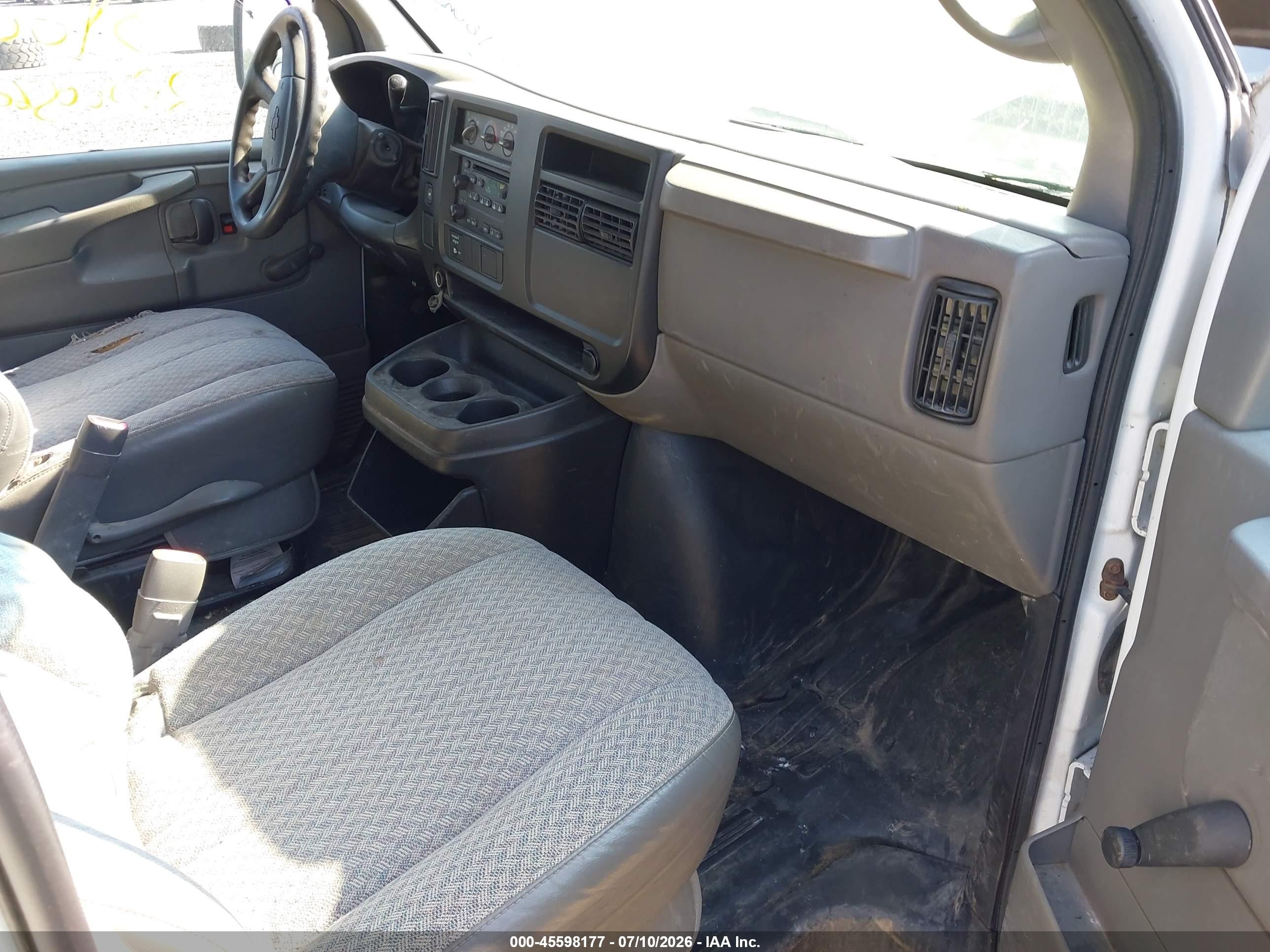 2005 Chevrolet Express Cargo Van   White vin: 1GCGG29U051164667