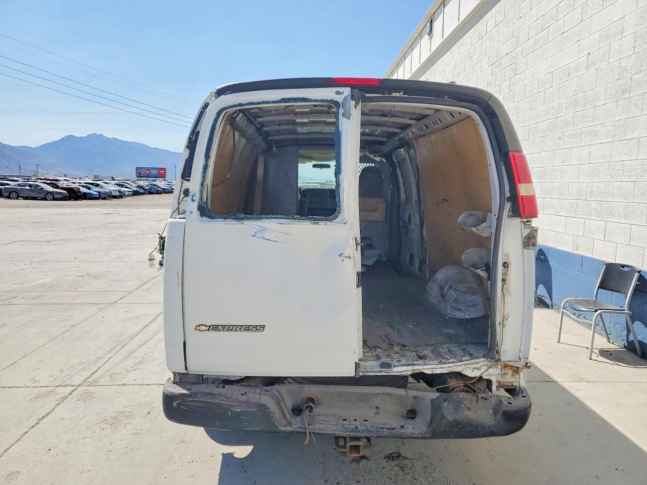 2003 Chevrolet Express G2500 White vin: 1GCGG29U131122554
