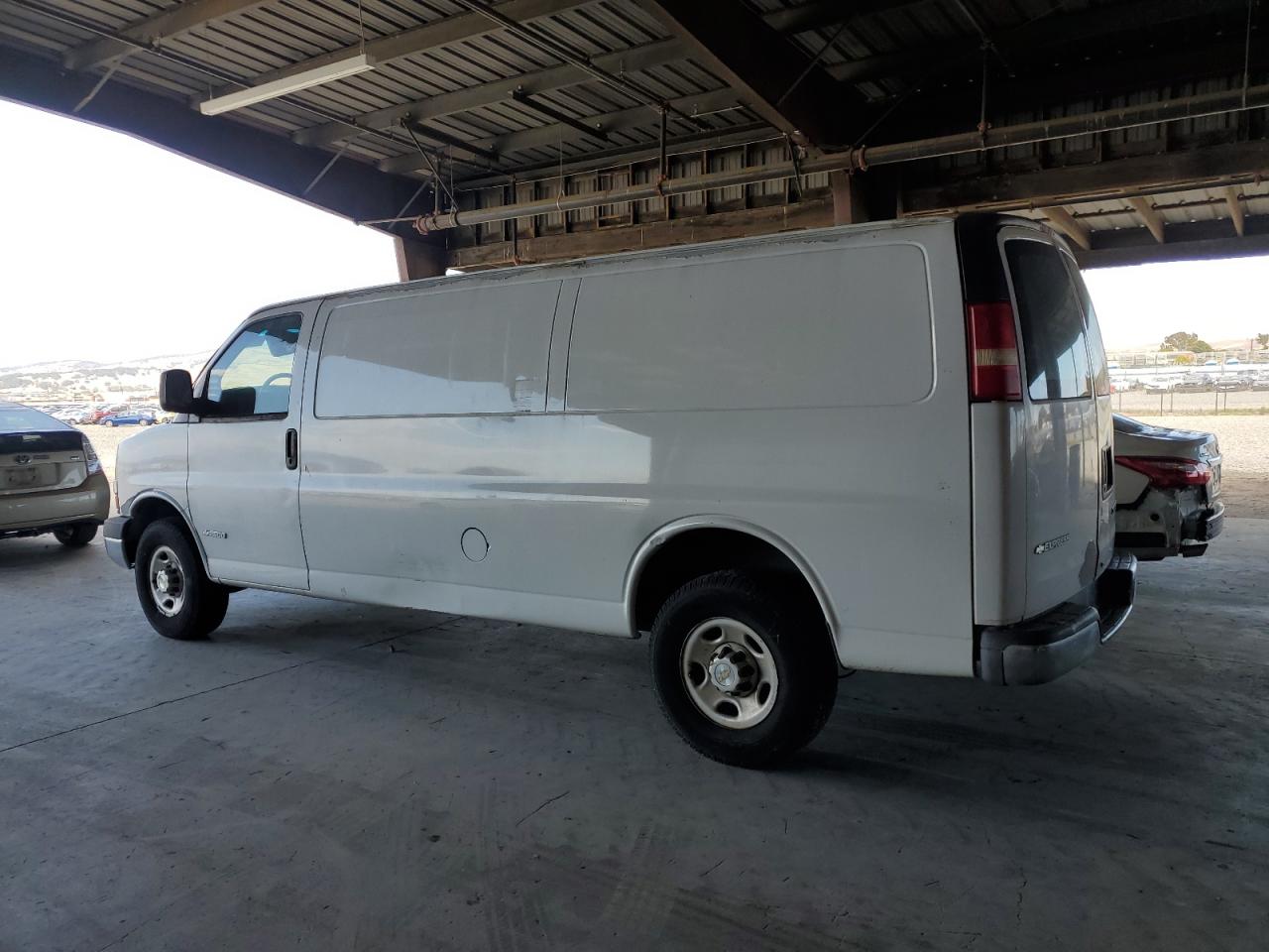 2005 Chevrolet Express G2500 White vin: 1GCGG29U251147028