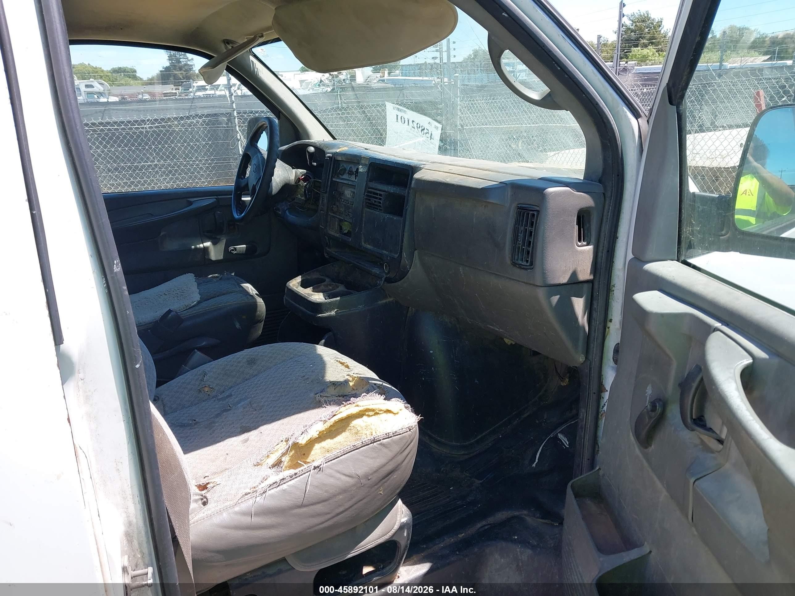 2005 Chevrolet Express Cargo Van   White vin: 1GCGG29U451109025