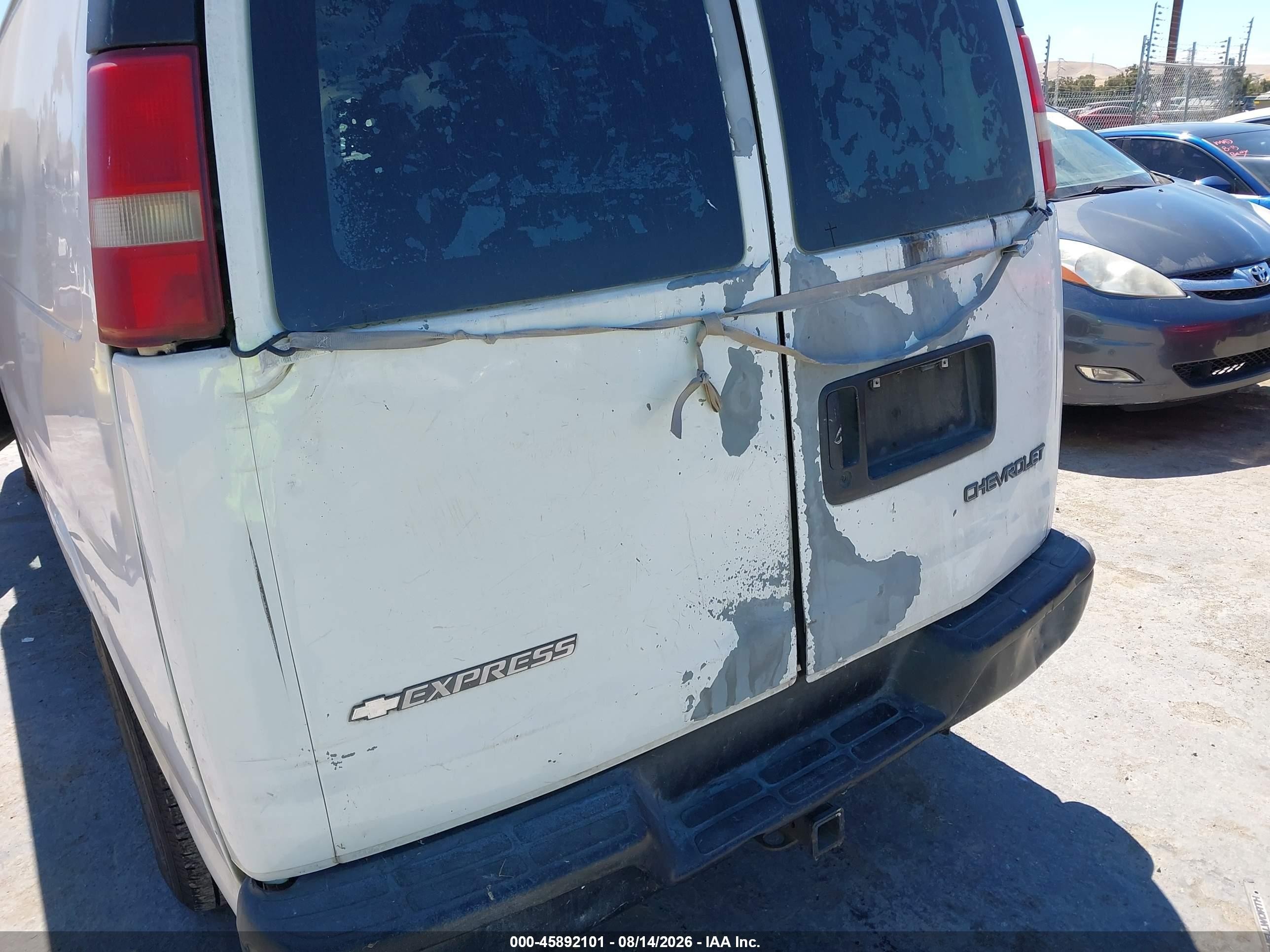2005 Chevrolet Express Cargo Van   White vin: 1GCGG29U451109025