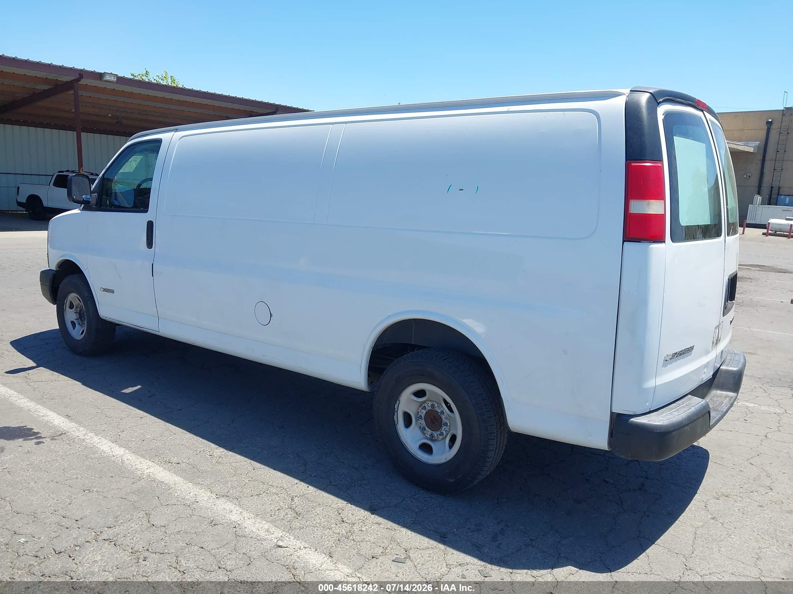 2005 Chevrolet Express Cargo Van   White vin: 1GCGG29V651143007