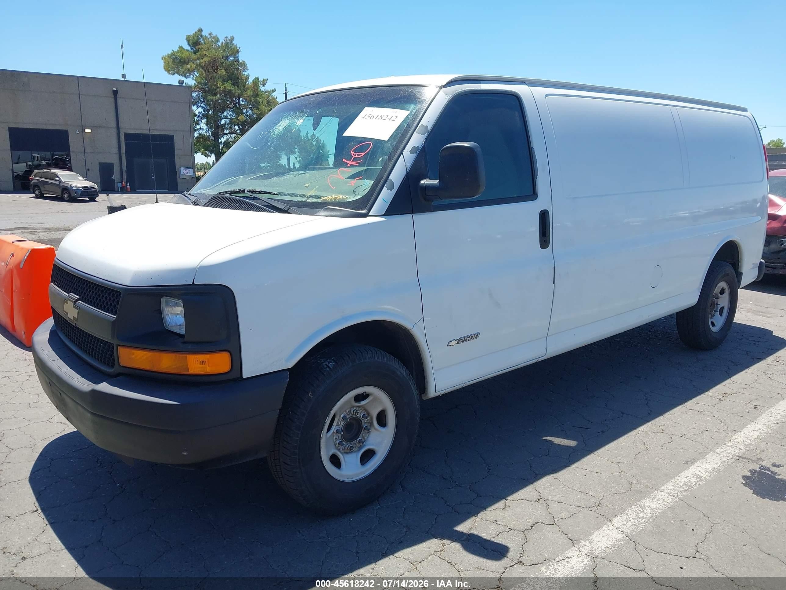 2005 Chevrolet Express Cargo Van   White vin: 1GCGG29V651143007
