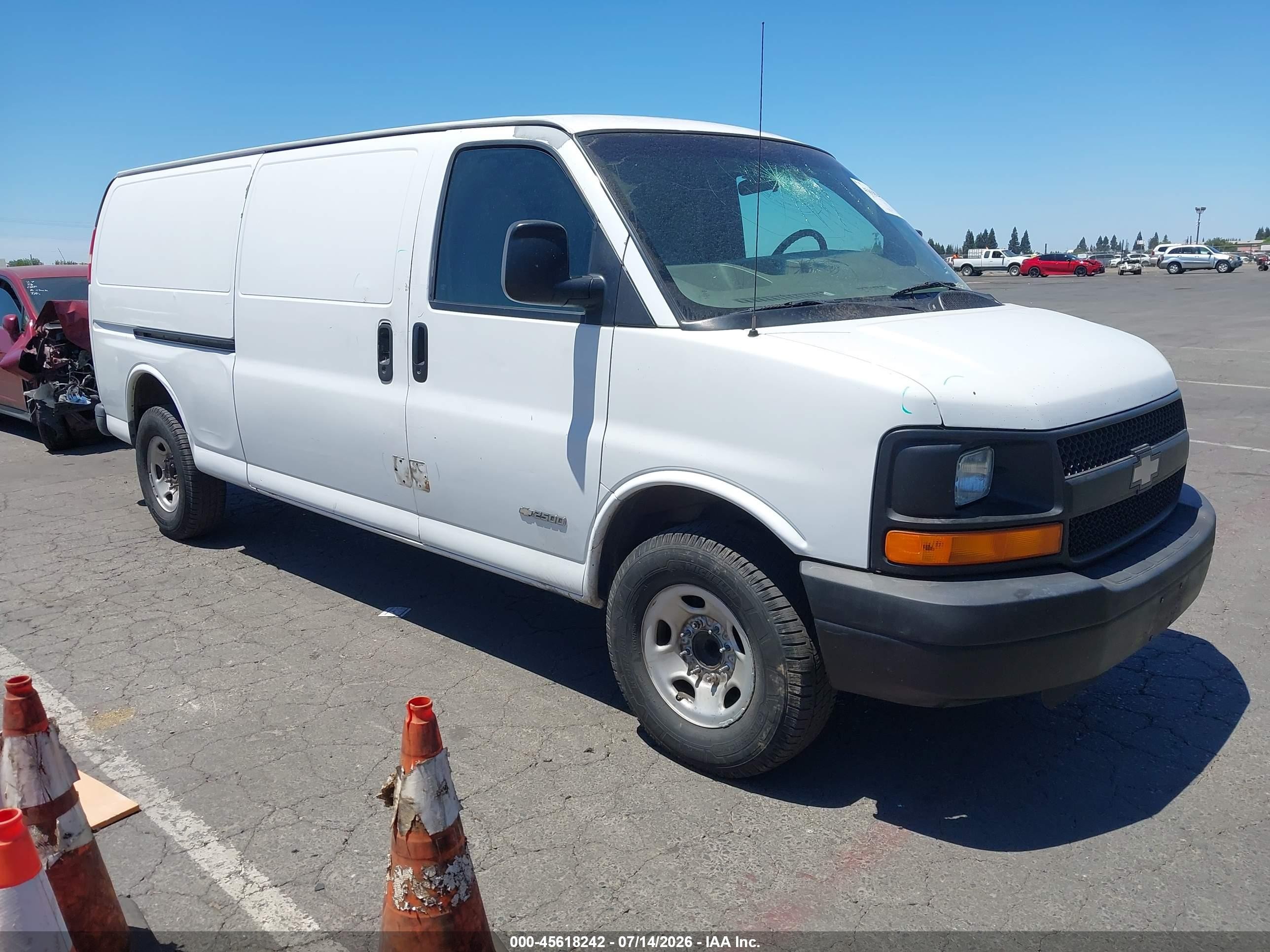 2005 Chevrolet Express Cargo Van   White vin: 1GCGG29V651143007