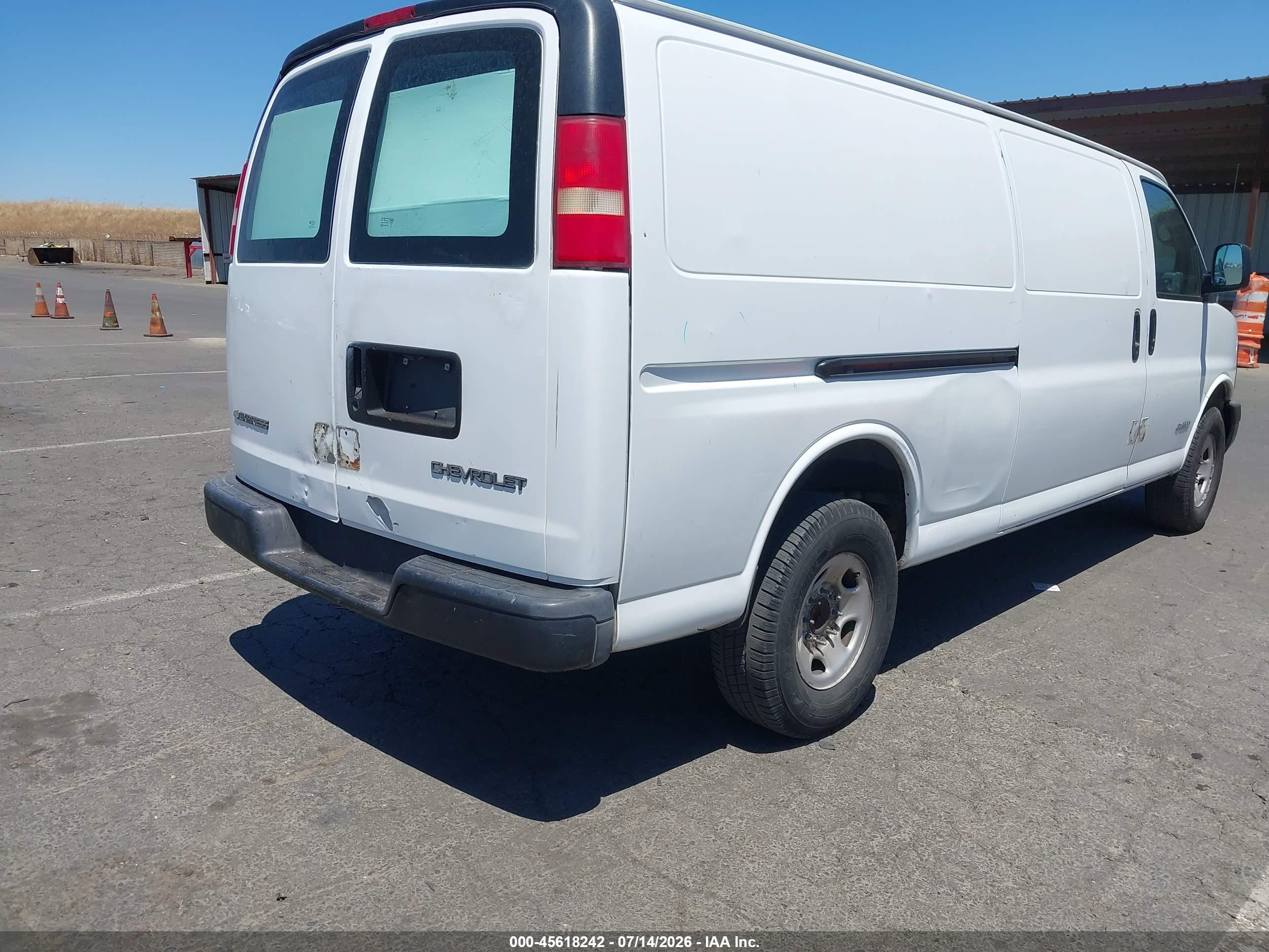 2005 Chevrolet Express Cargo Van   White vin: 1GCGG29V651143007