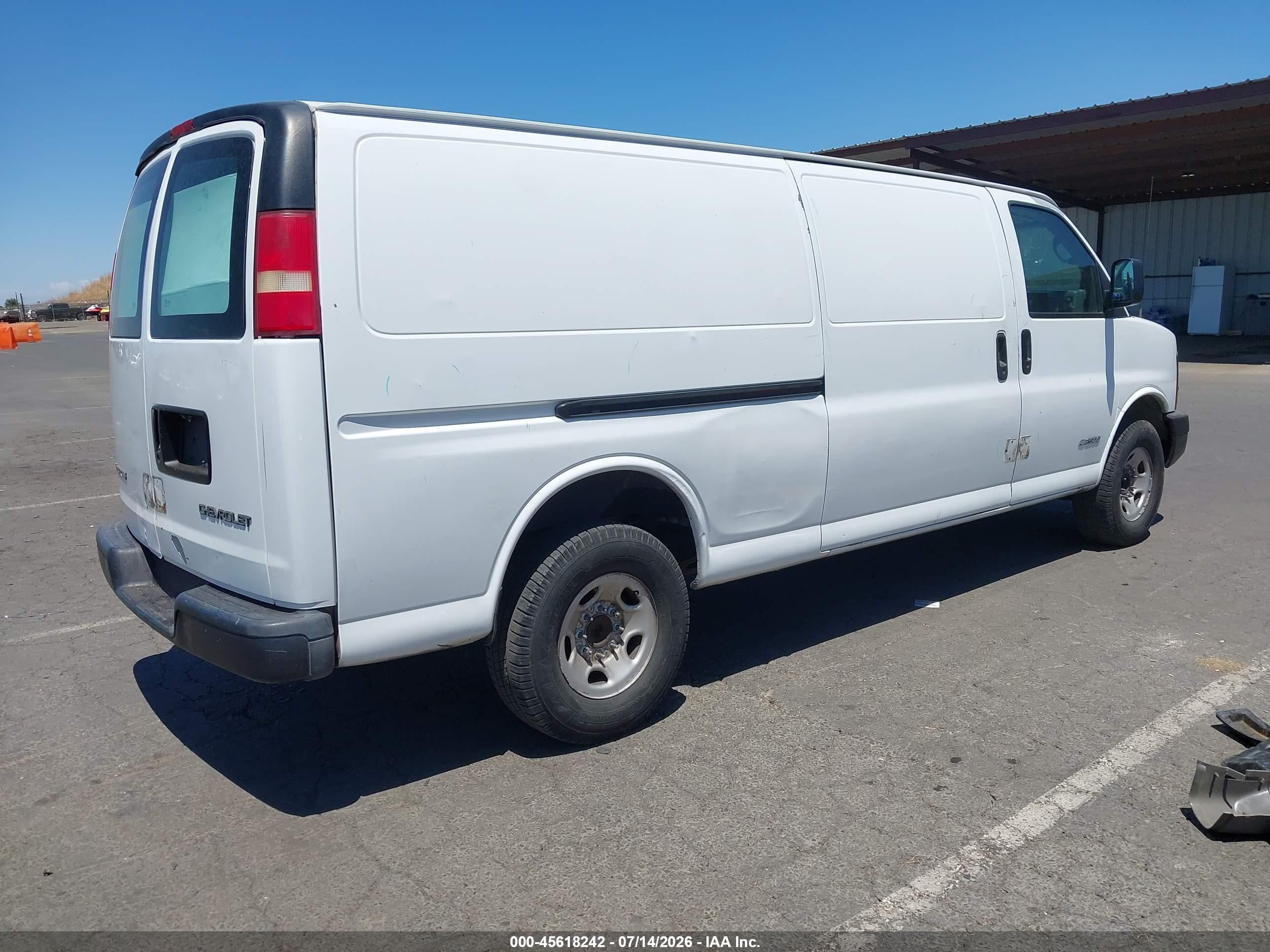 2005 Chevrolet Express Cargo Van   White vin: 1GCGG29V651143007