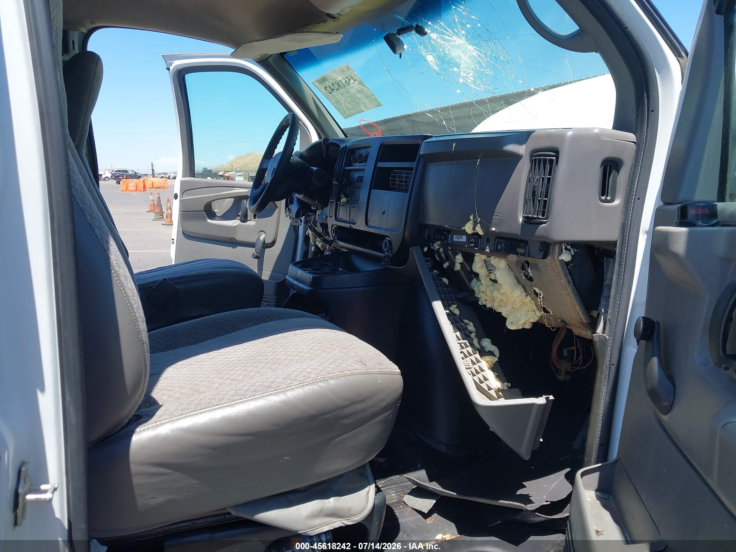 2005 Chevrolet Express Cargo Van   White vin: 1GCGG29V651143007