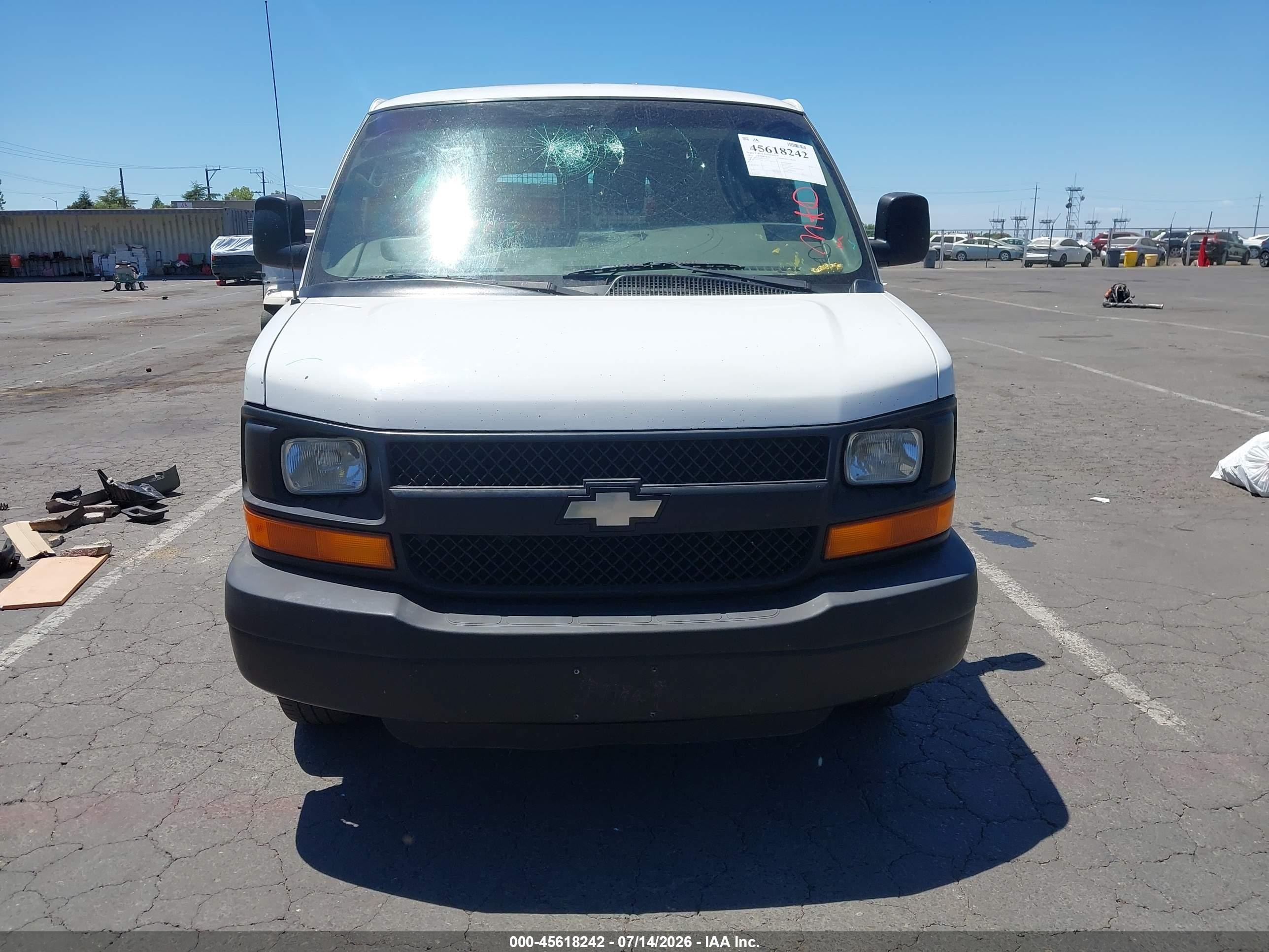 2005 Chevrolet Express Cargo Van   White vin: 1GCGG29V651143007