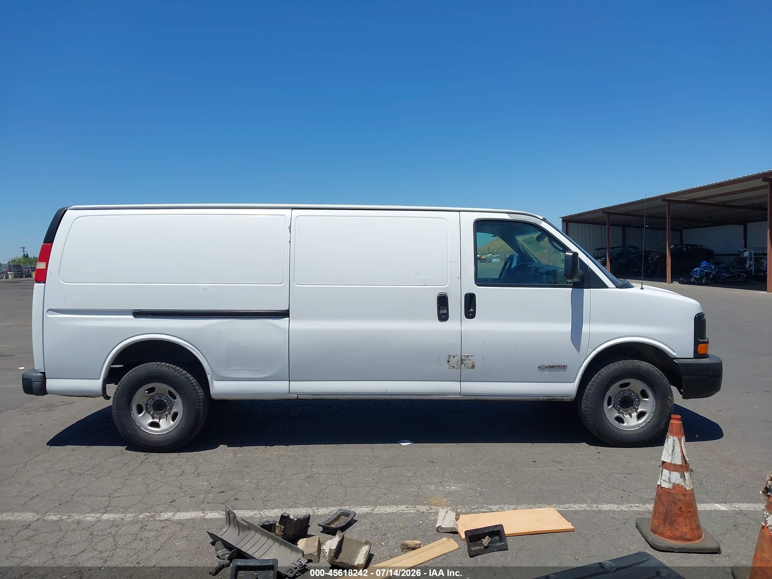 2005 Chevrolet Express Cargo Van   White vin: 1GCGG29V651143007
