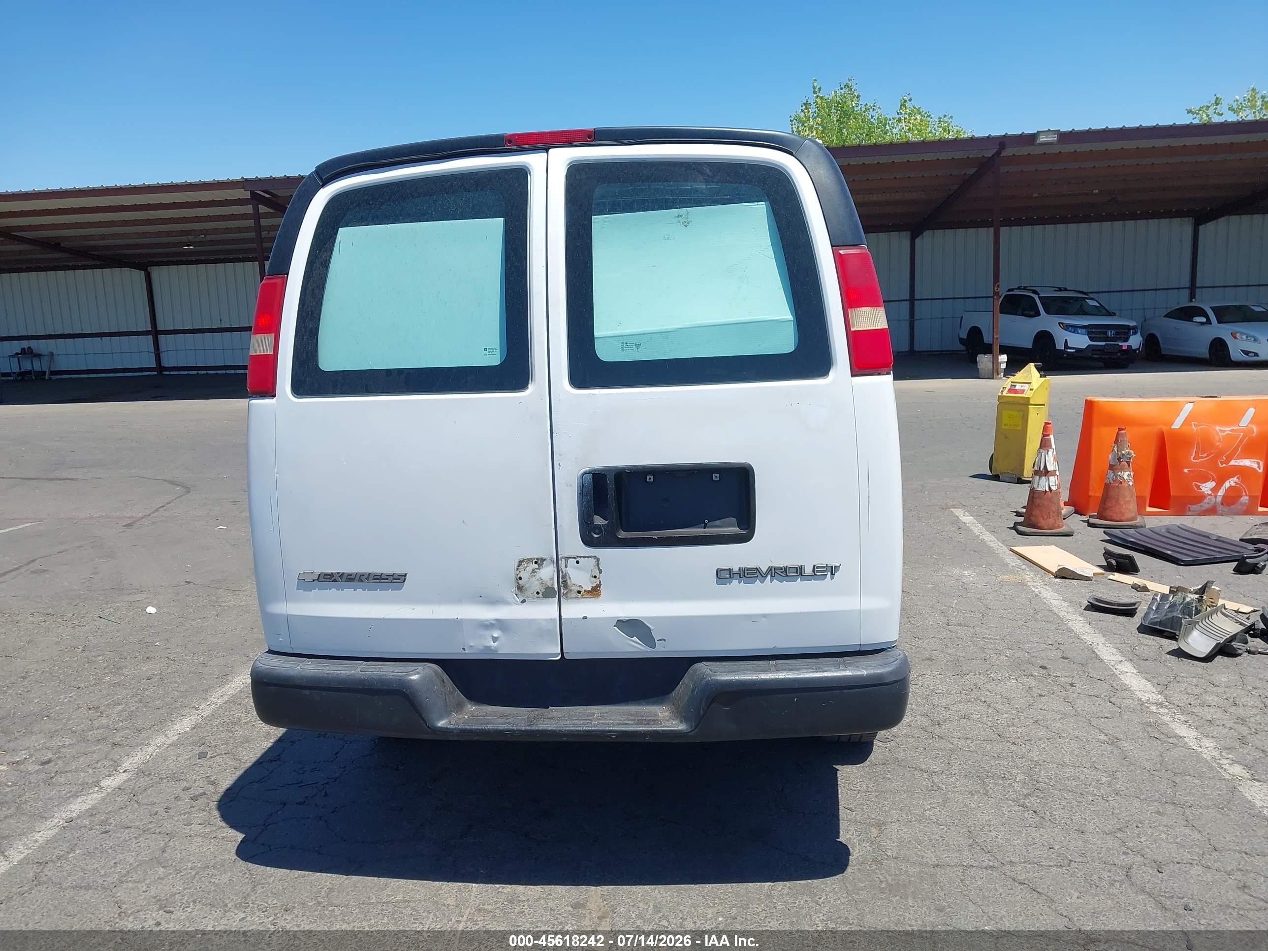 2005 Chevrolet Express Cargo Van   White vin: 1GCGG29V651143007