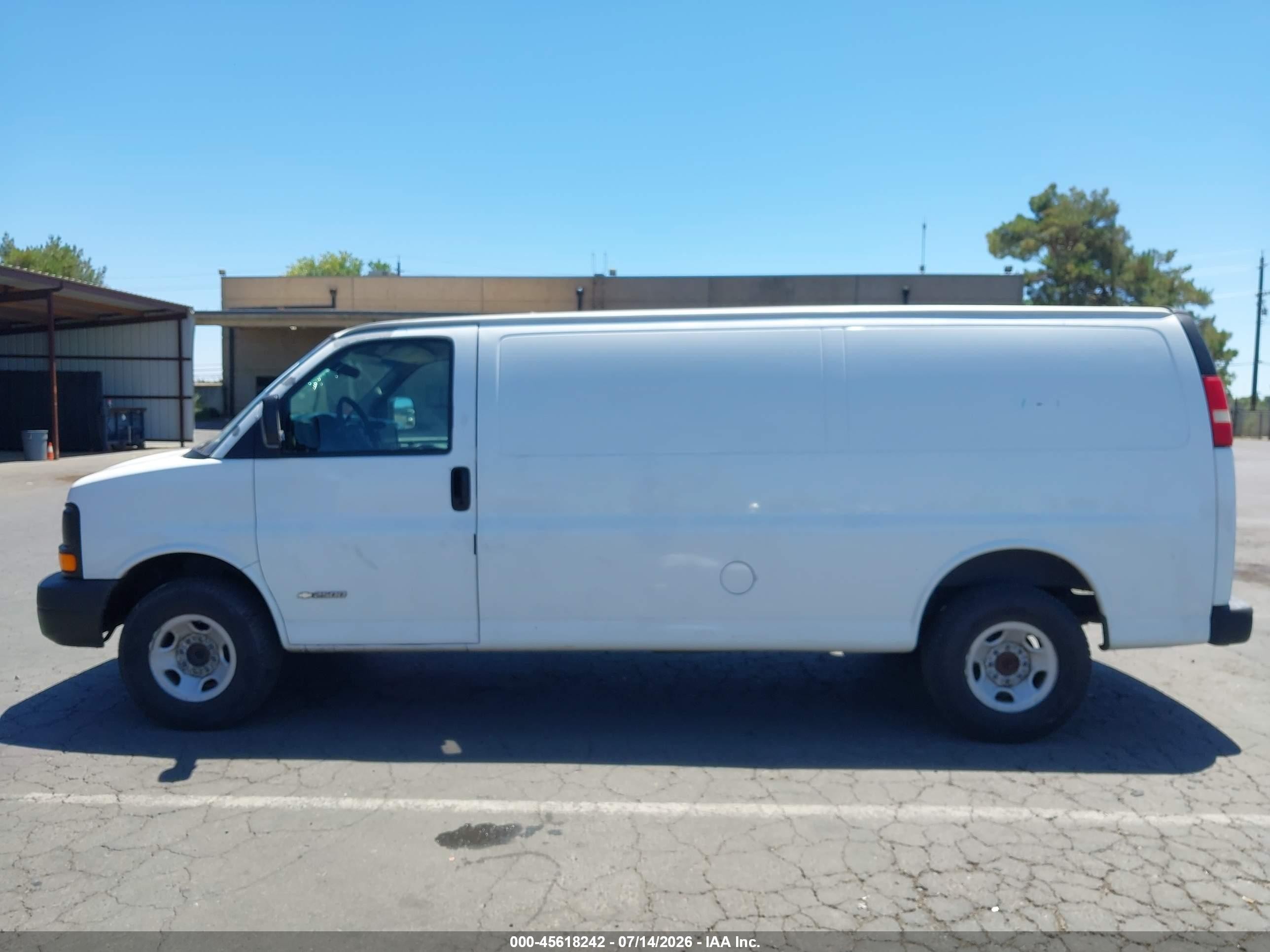 2005 Chevrolet Express Cargo Van   White vin: 1GCGG29V651143007