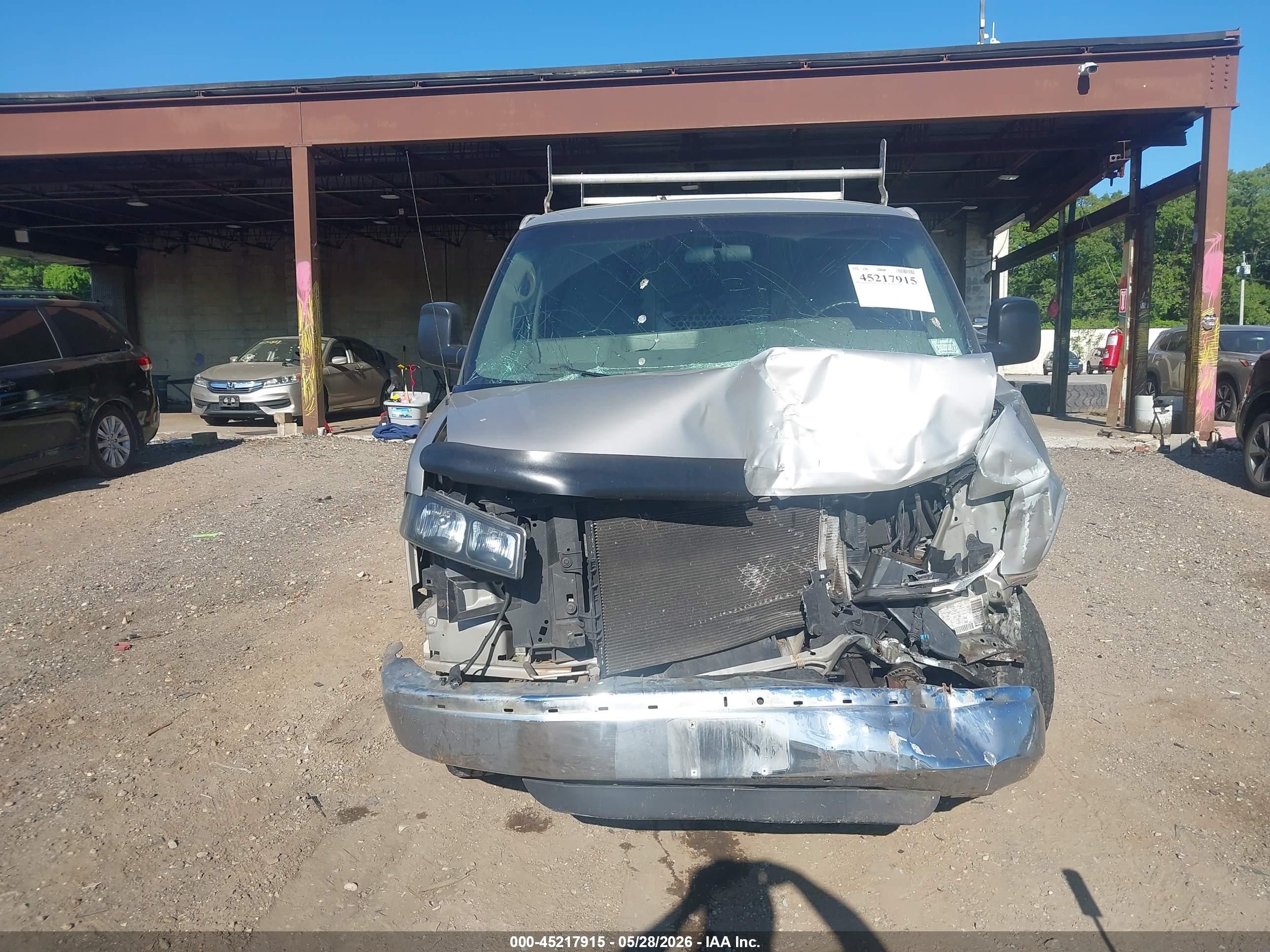 2005 Chevrolet Express   White vin: 1GCGG29V751219365
