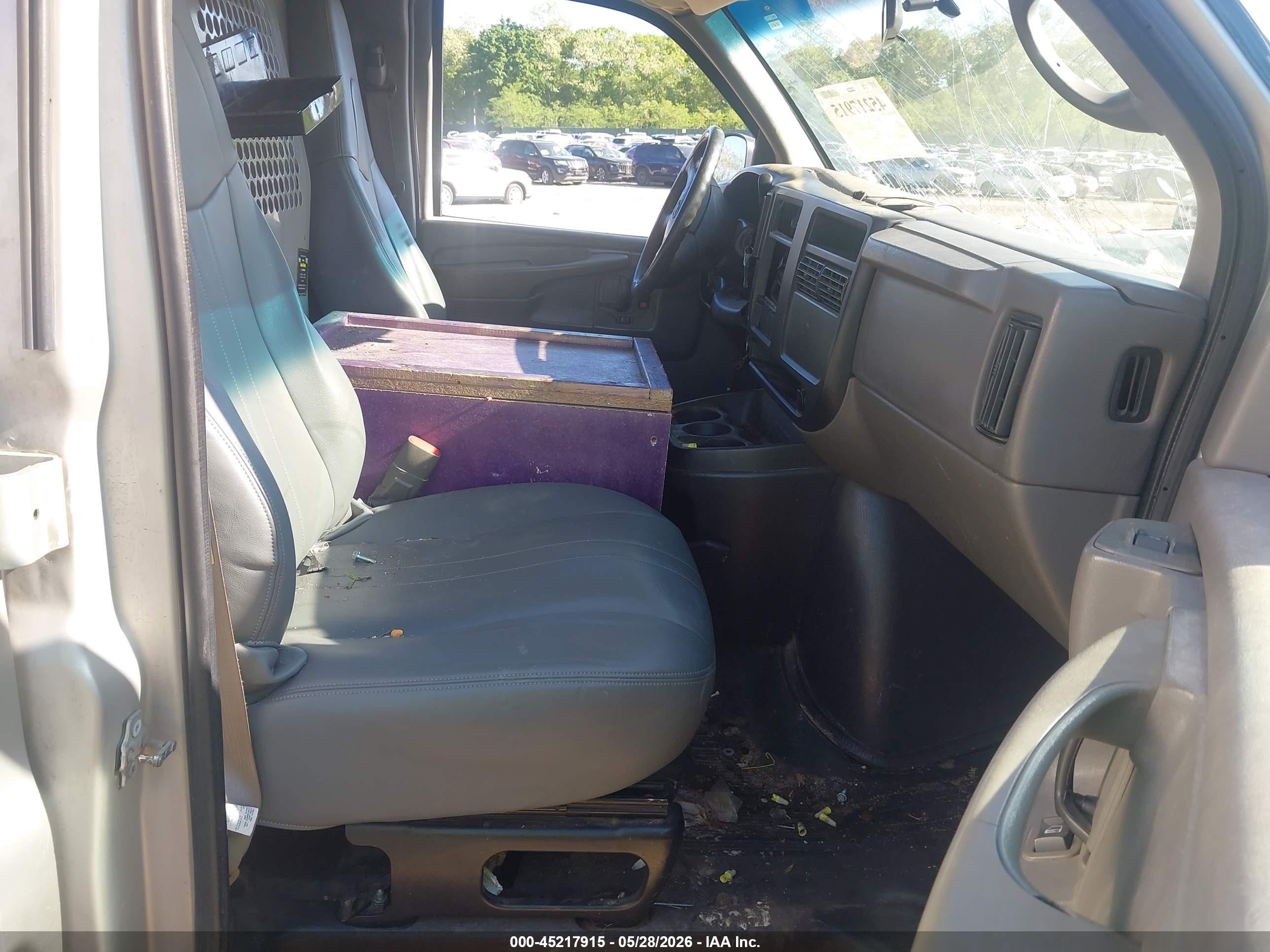 2005 Chevrolet Express   White vin: 1GCGG29V751219365