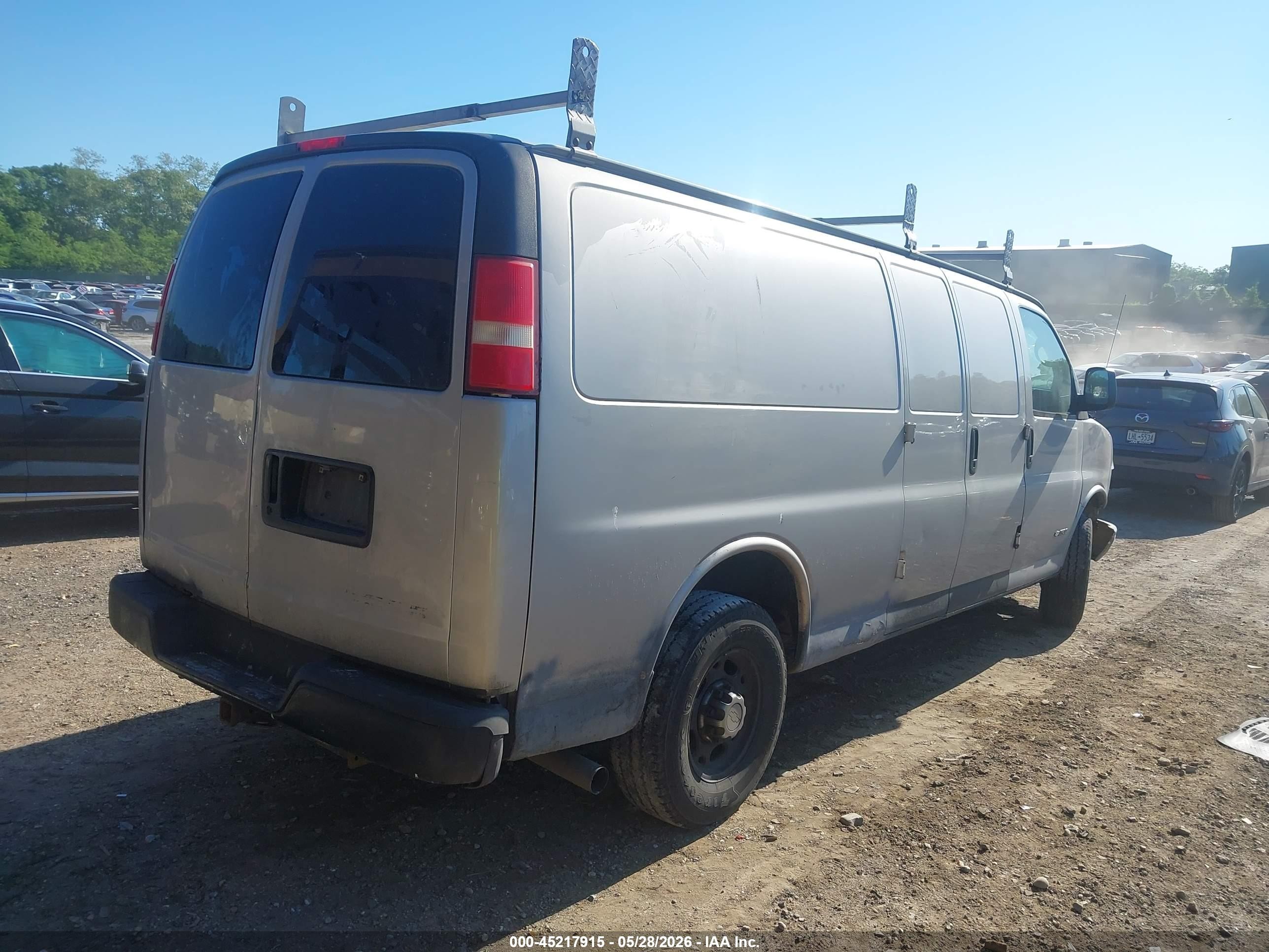 2005 Chevrolet Express   White vin: 1GCGG29V751219365