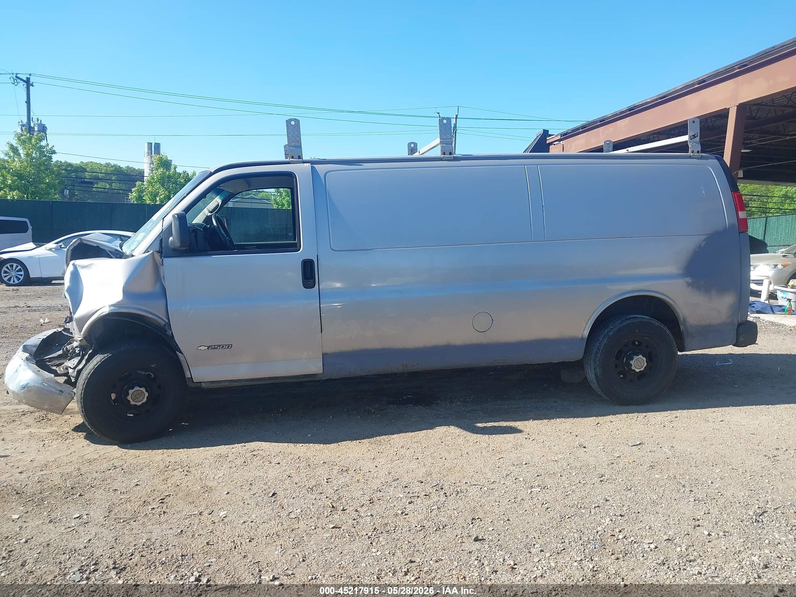 2005 Chevrolet Express   White vin: 1GCGG29V751219365