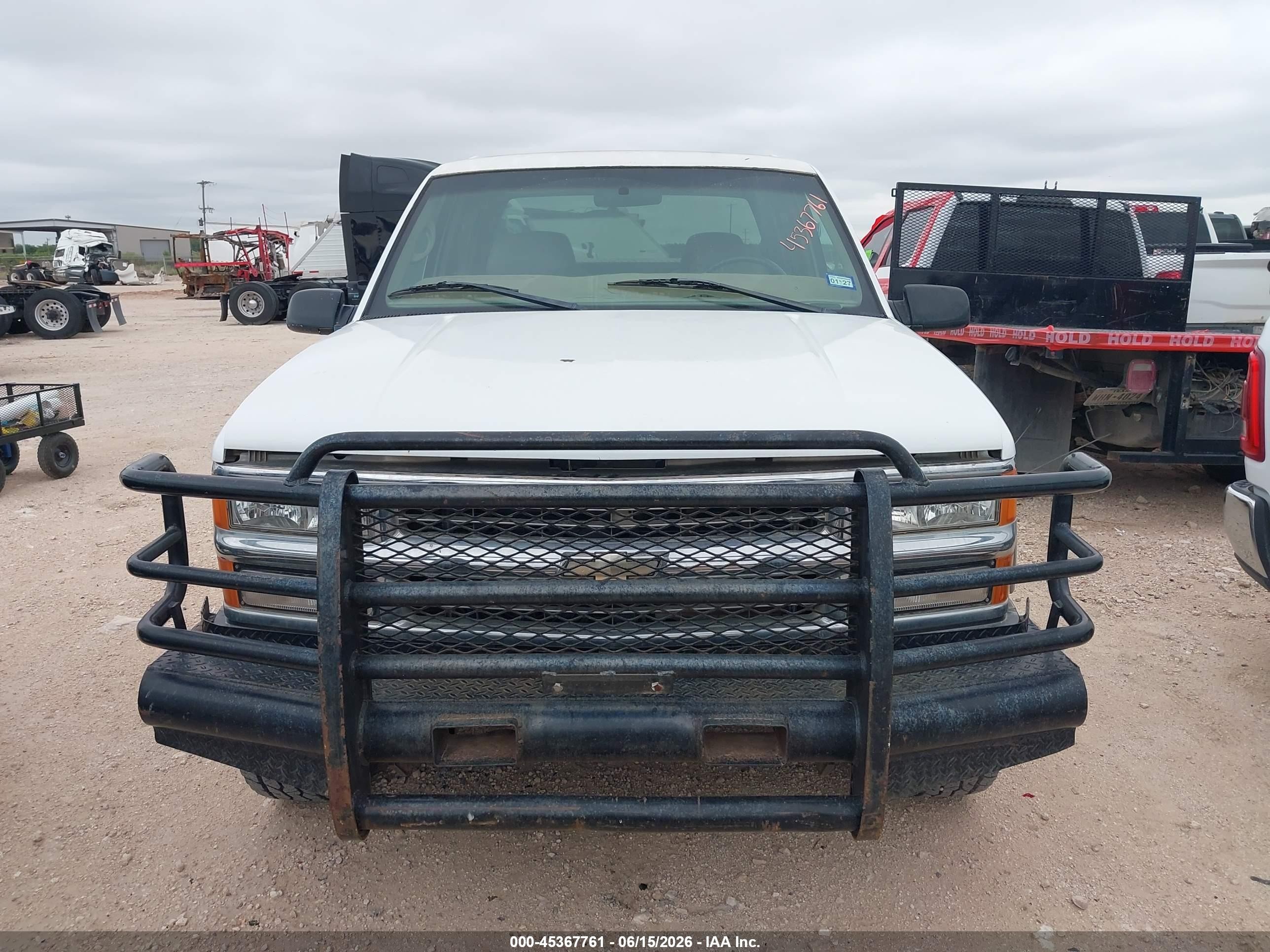 1999 Chevrolet K2500   White vin: 1GCGK23J4XF083335