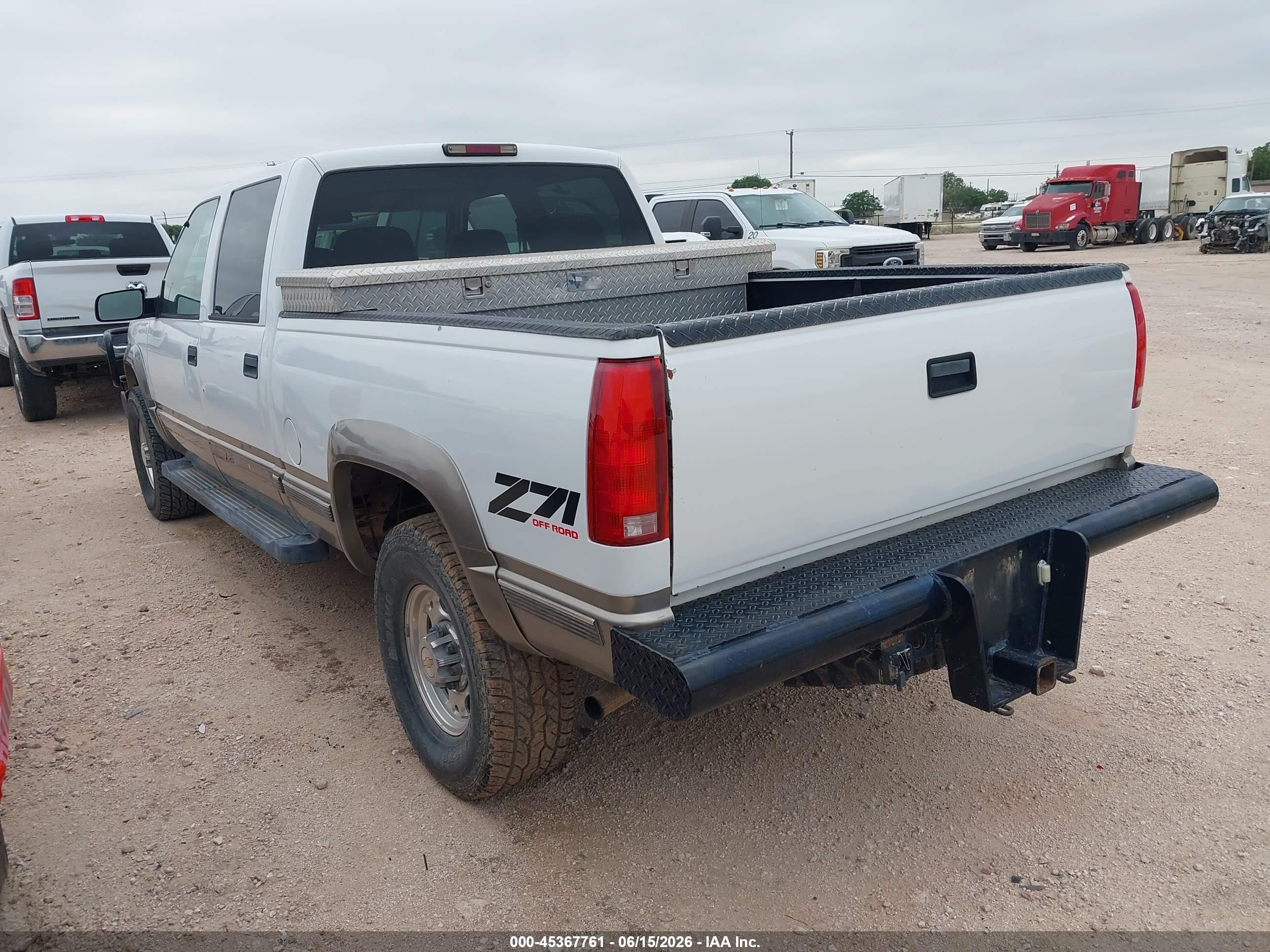 1999 Chevrolet K2500   White vin: 1GCGK23J4XF083335