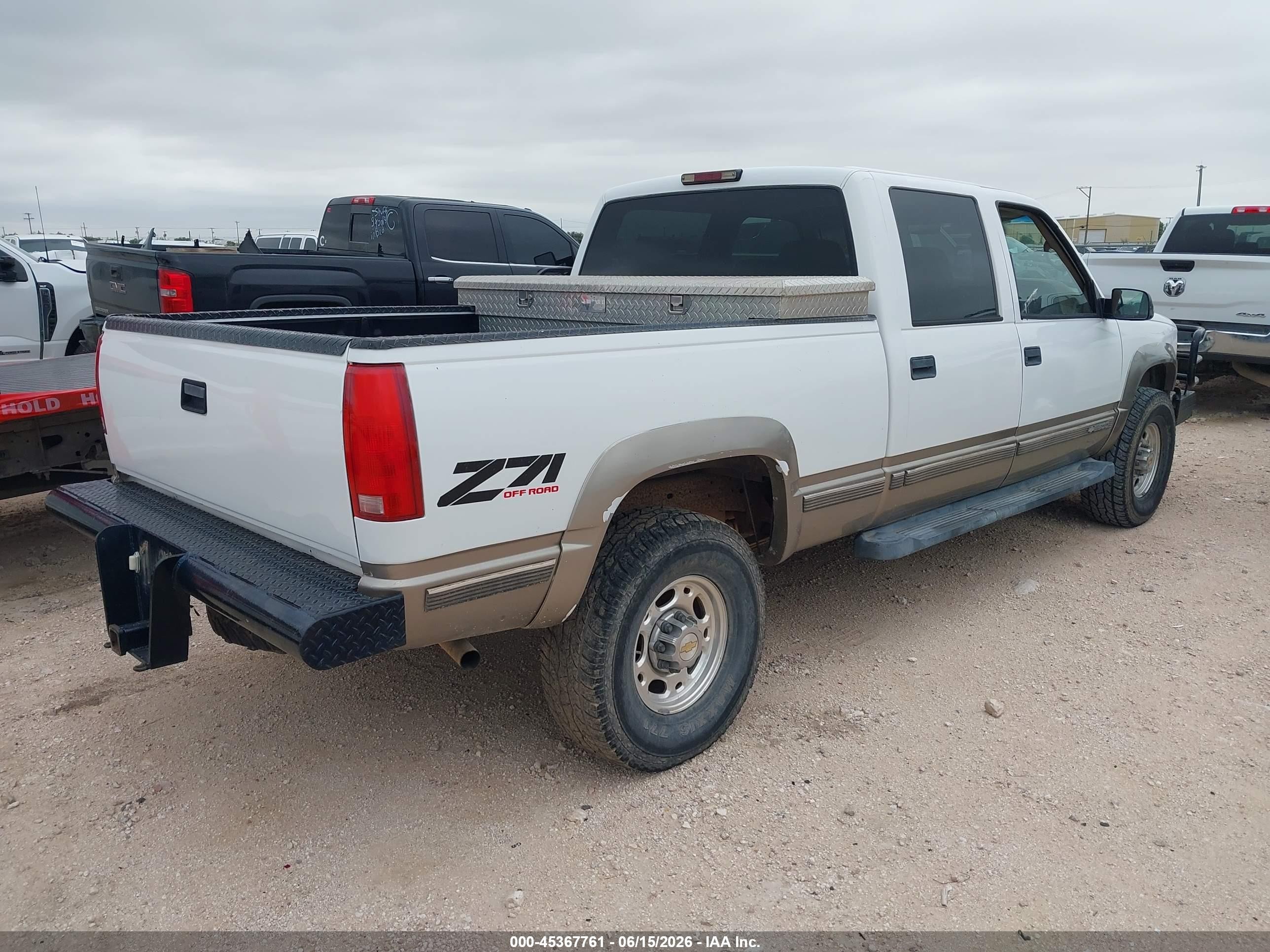 1999 Chevrolet K2500   White vin: 1GCGK23J4XF083335