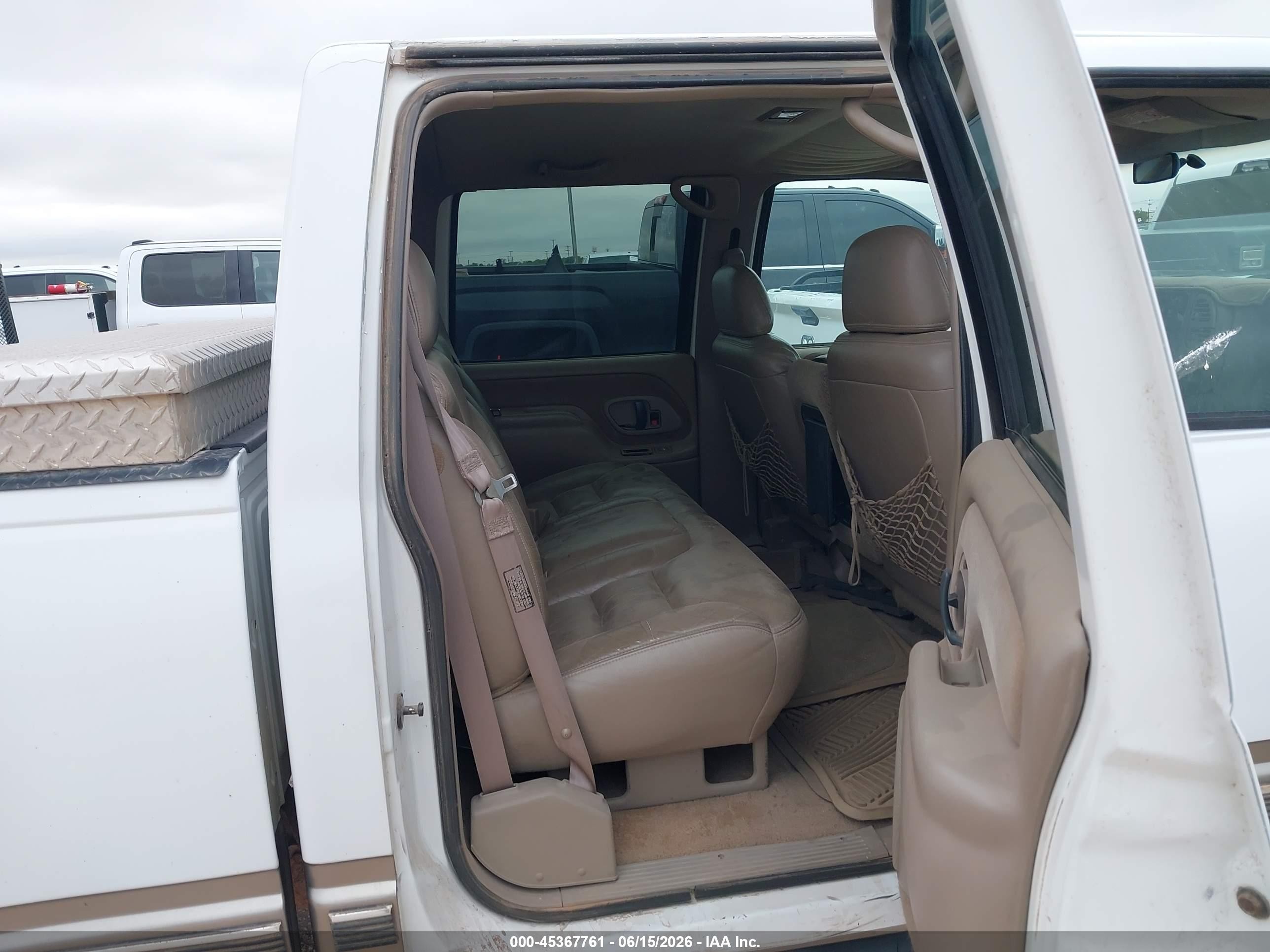 1999 Chevrolet K2500   White vin: 1GCGK23J4XF083335