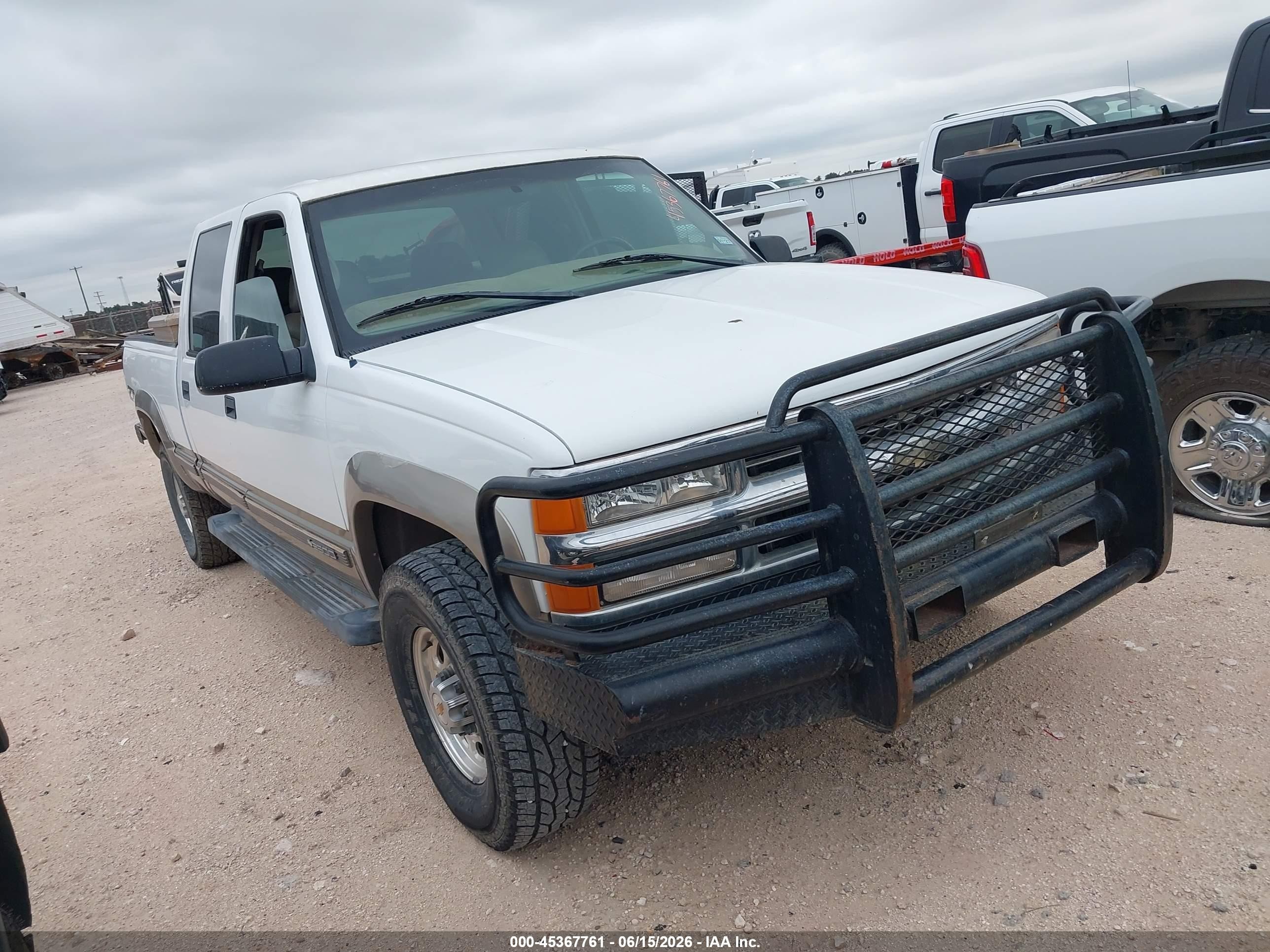 1999 Chevrolet K2500   White vin: 1GCGK23J4XF083335