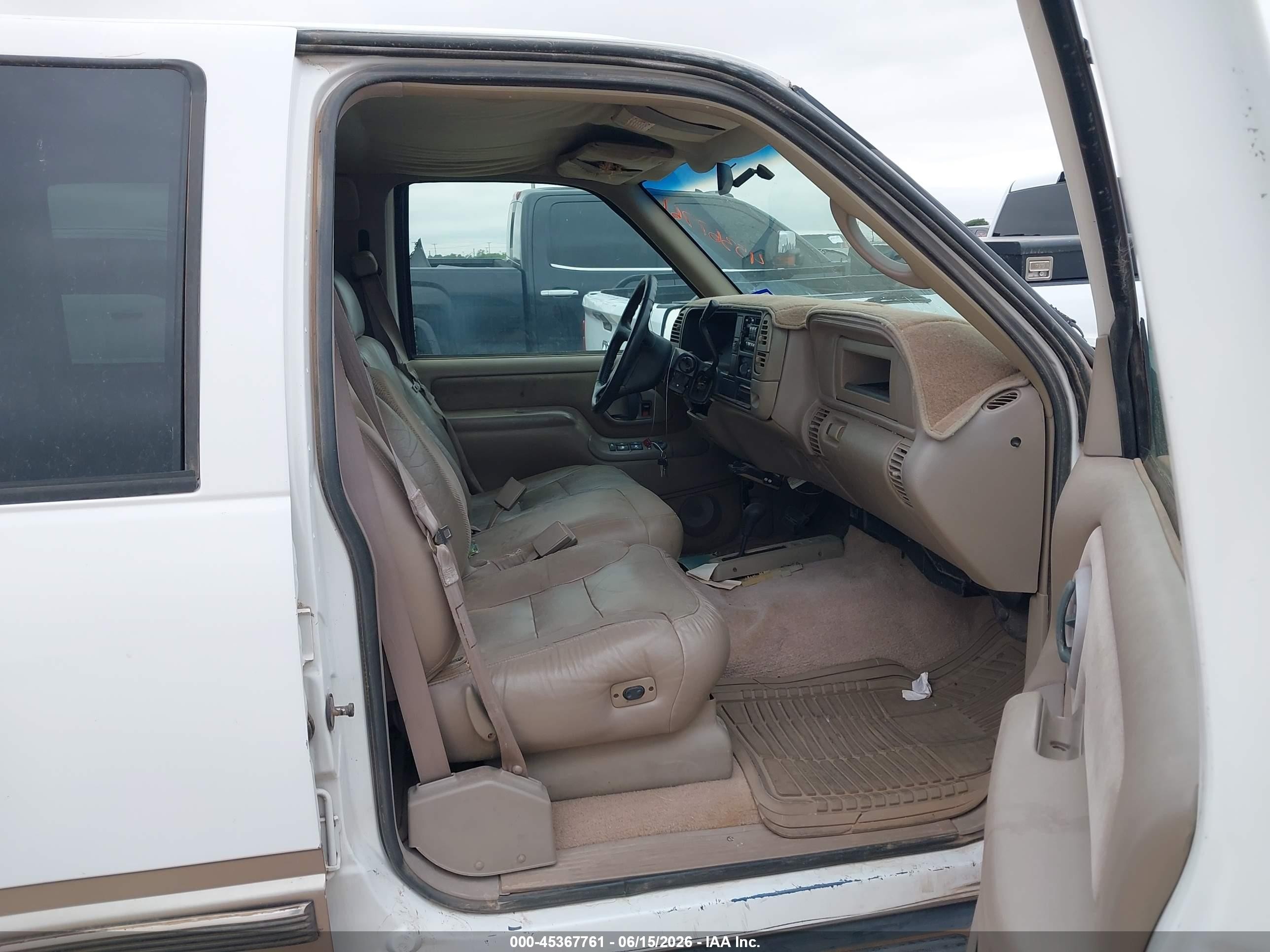 1999 Chevrolet K2500   White vin: 1GCGK23J4XF083335