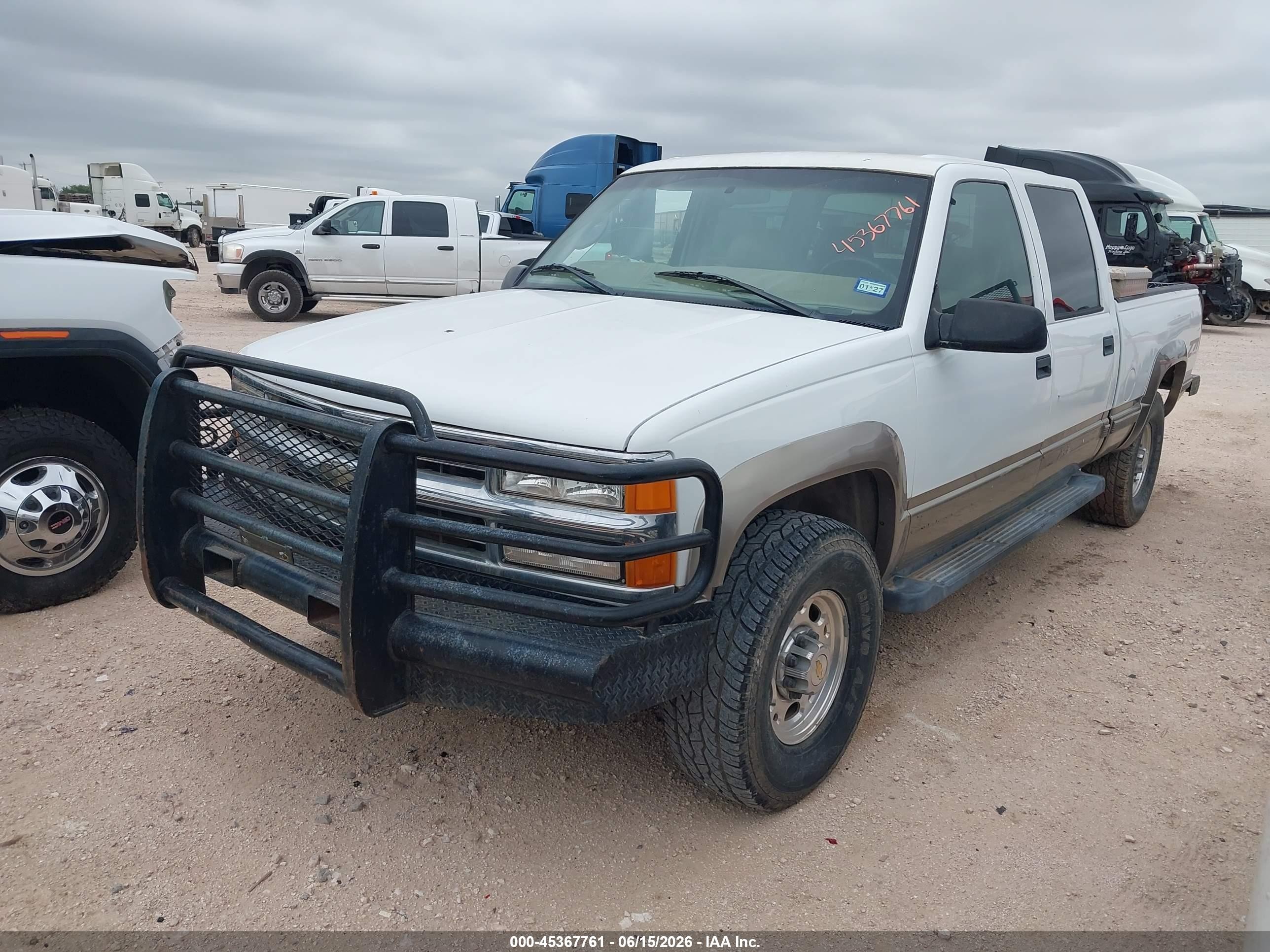 1999 Chevrolet K2500   White vin: 1GCGK23J4XF083335