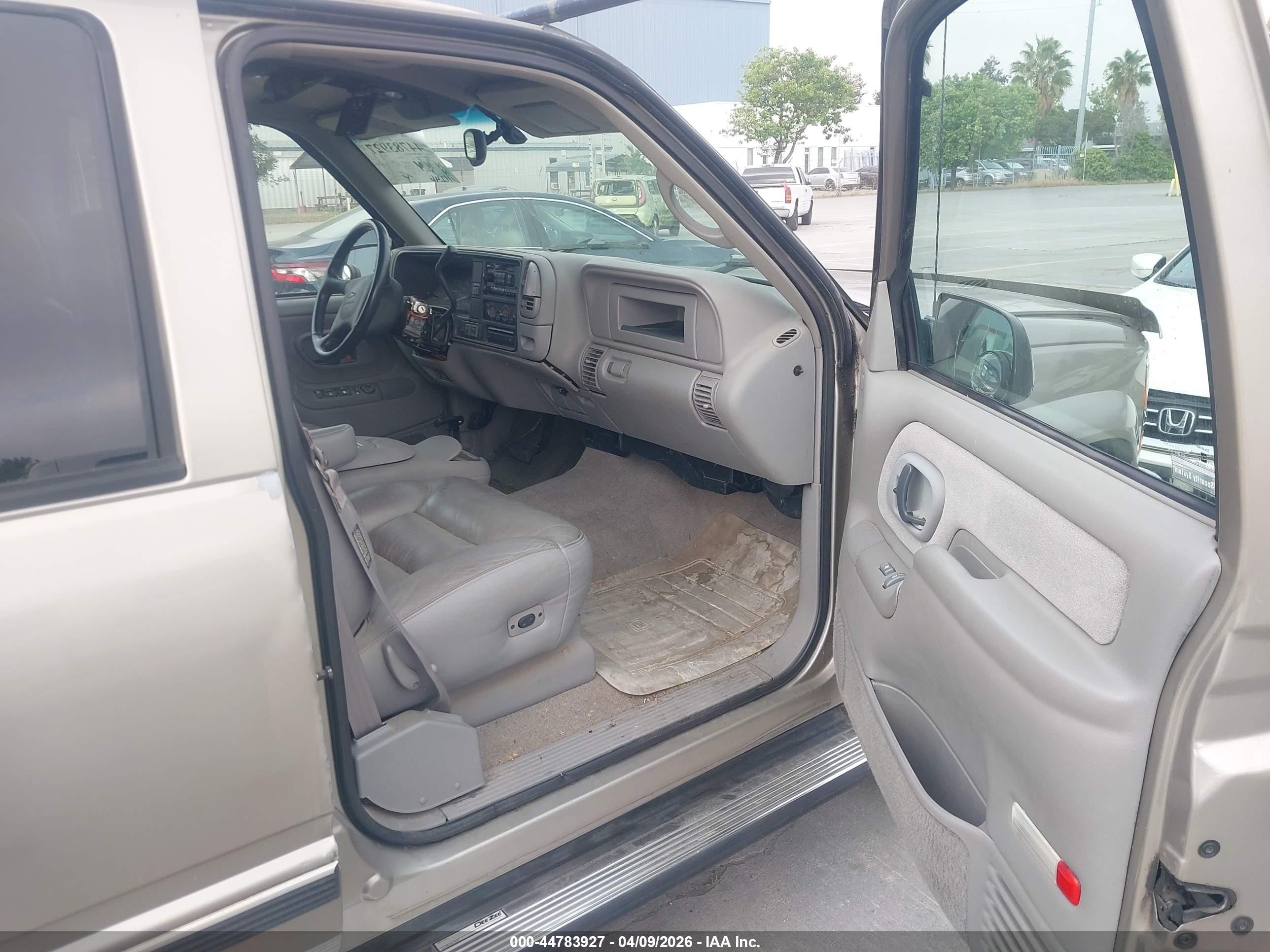2000 Chevrolet K2500   Коричневый vin: 1GCGK23JXYF462180