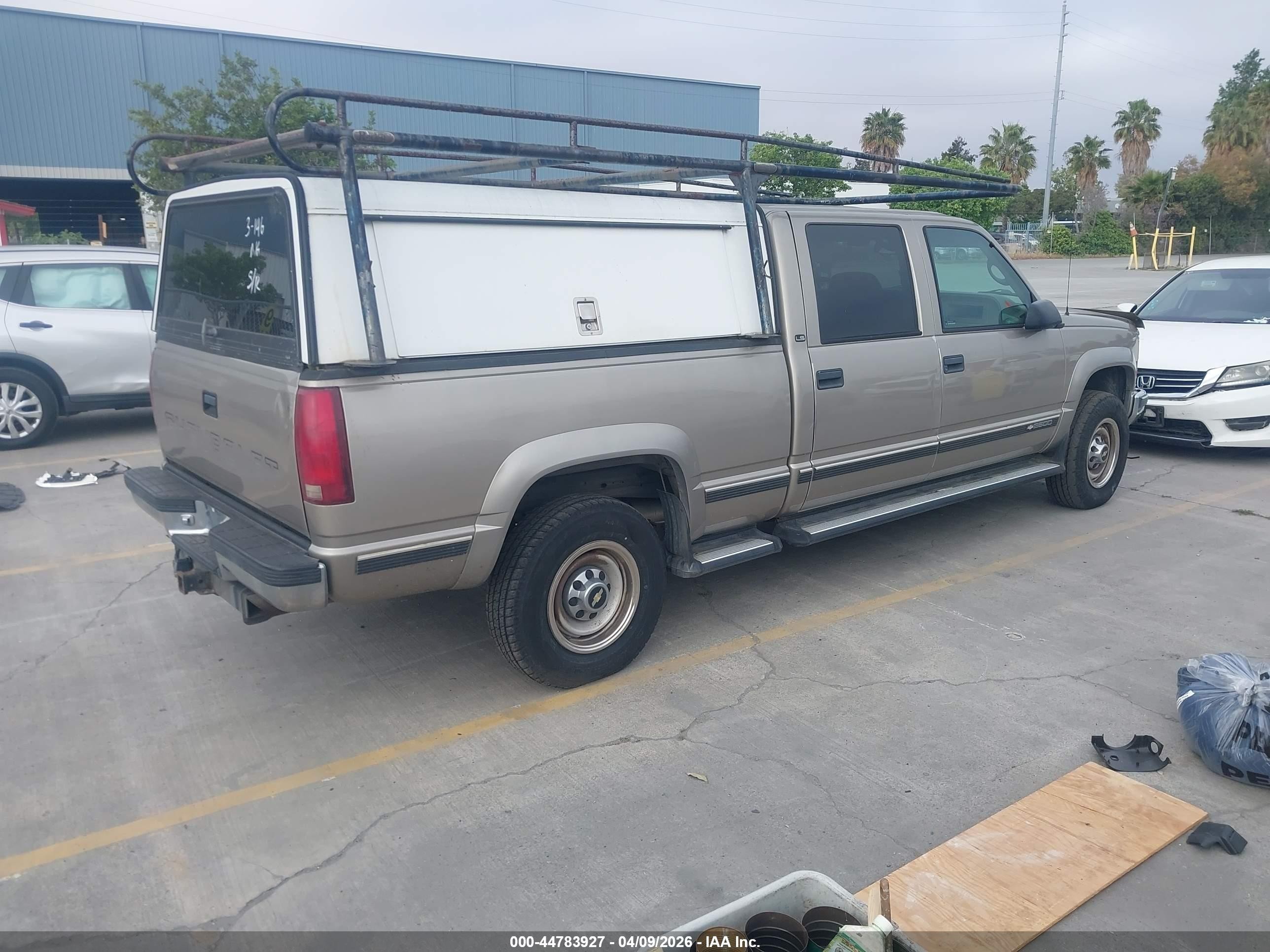 2000 Chevrolet K2500   Коричневый vin: 1GCGK23JXYF462180