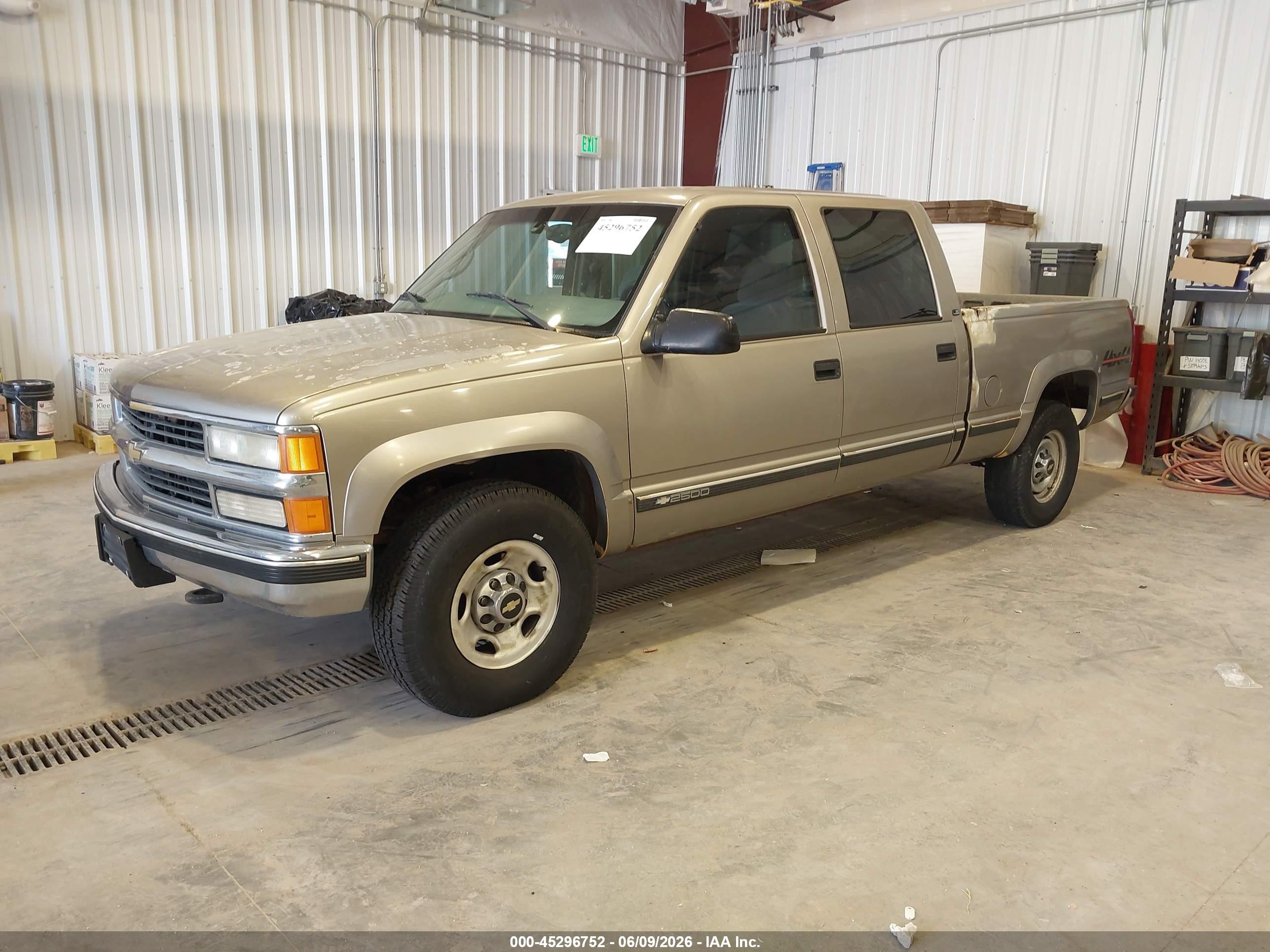 2000 Chevrolet K2500   Champagne vin: 1GCGK23R7YF515617