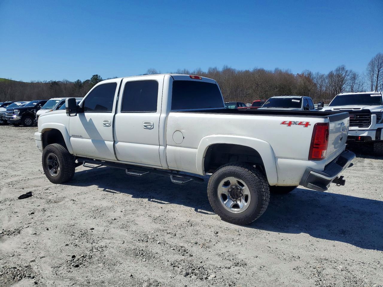 2004 Chevrolet Silverado K2500 White vin: 1GCGK23U44F203656