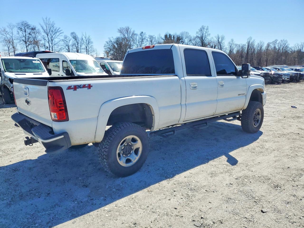 2004 Chevrolet Silverado K2500 White vin: 1GCGK23U44F203656
