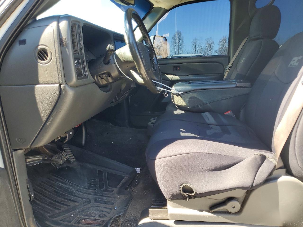 2004 Chevrolet Silverado K2500 White vin: 1GCGK23U44F203656