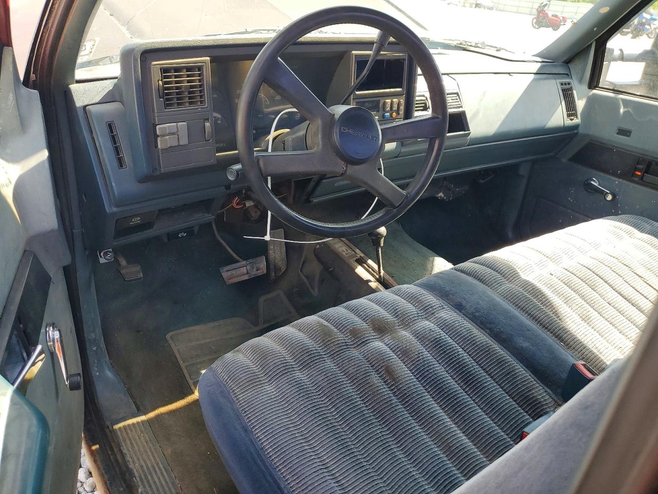 1990 Chevrolet Gmt-400 K2500 White vin: 1GCGK24K2LE238908