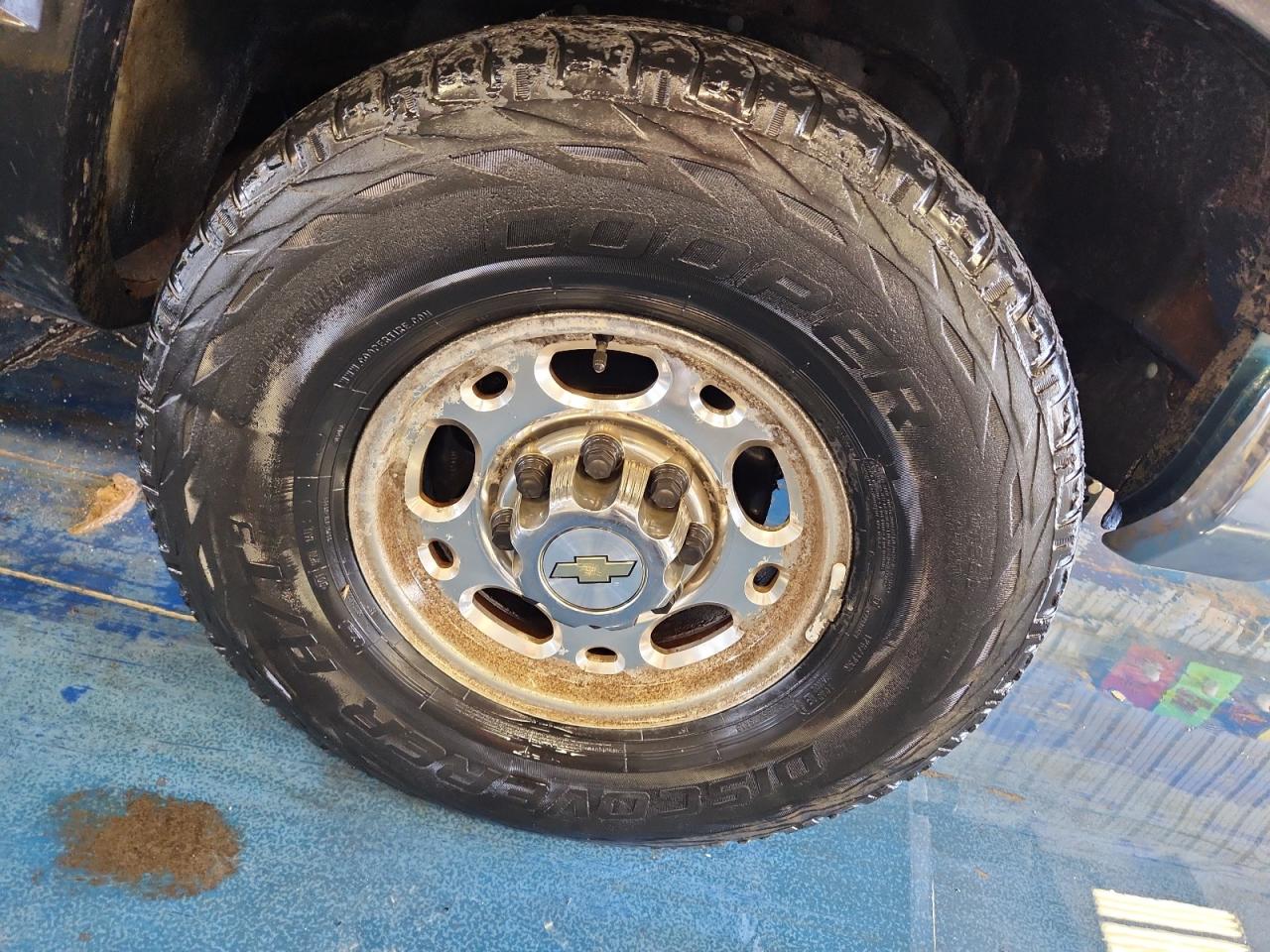 1998 Chevrolet Gmt-400 K2500 Зеленый vin: 1GCGK24R8WZ202540 Damage: Right Front Wheel, Corrosion, > 12 Inches