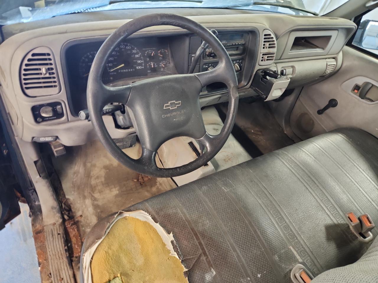 1998 Chevrolet Gmt-400 K2500 Зеленый vin: 1GCGK24R8WZ202540 Damage: Steering Wheel, Worn, Replacement Required