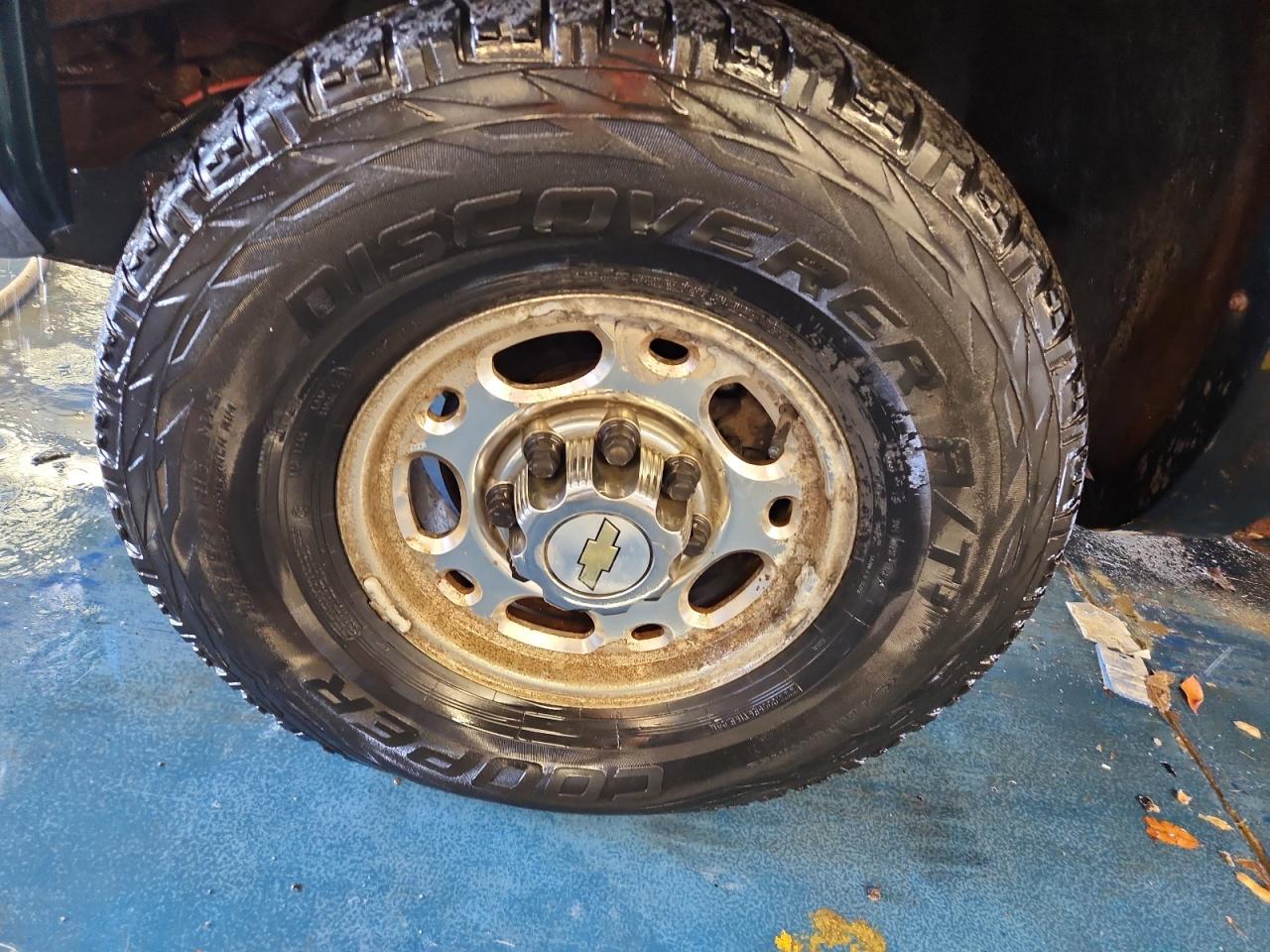1998 Chevrolet Gmt-400 K2500 Зеленый vin: 1GCGK24R8WZ202540 Damage: Left Front Wheel, Corrosion, > 12 Inches
