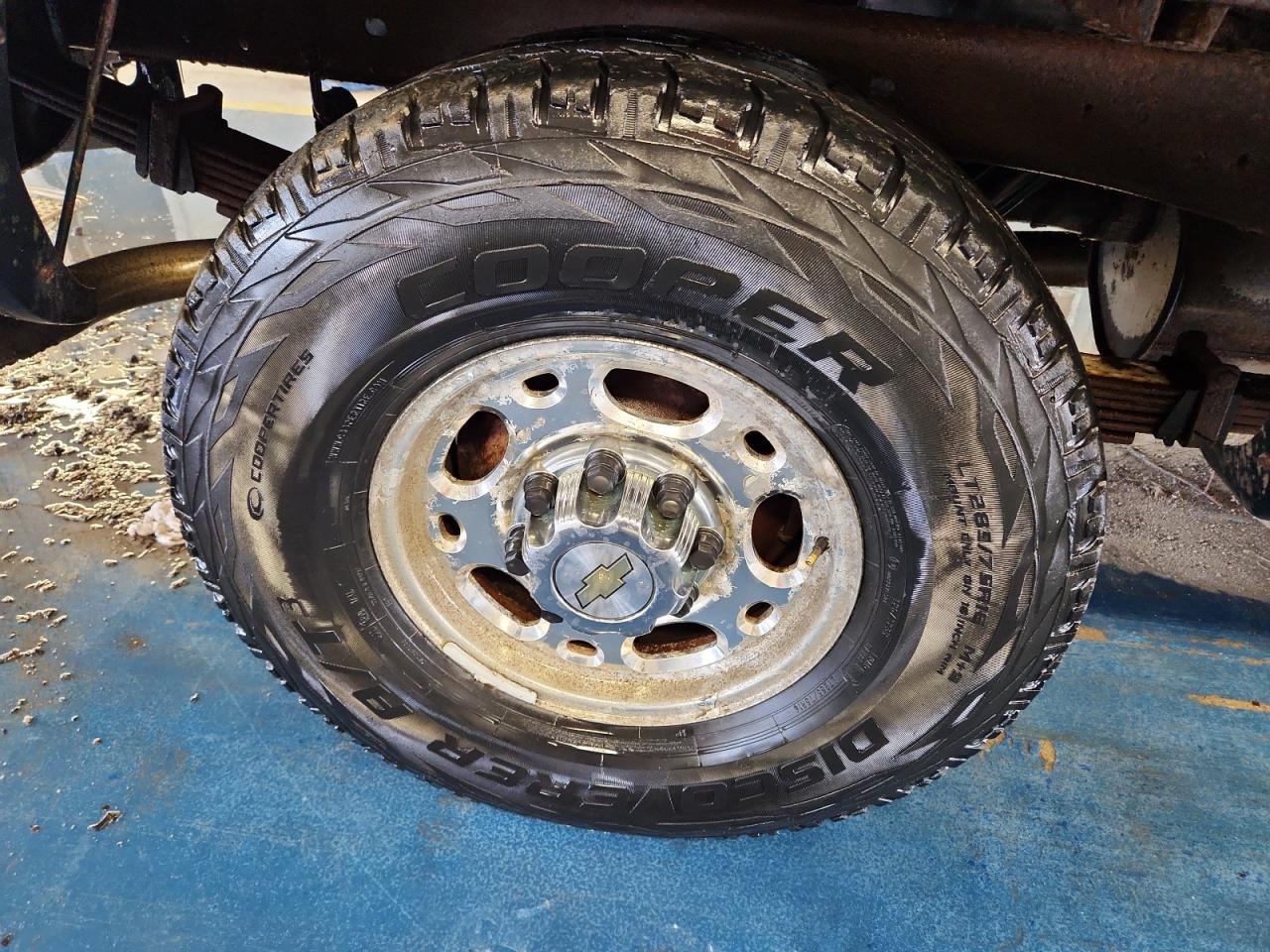 1998 Chevrolet Gmt-400 K2500 Зеленый vin: 1GCGK24R8WZ202540 Damage: Right Rear Wheel, Corrosion, > 12 Inches
