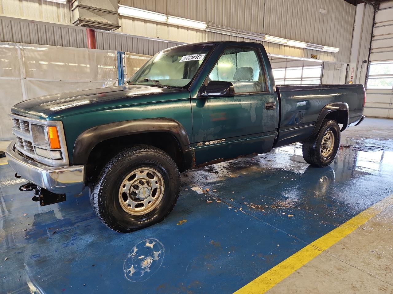 1998 Chevrolet Gmt-400 K2500 Зеленый vin: 1GCGK24R8WZ202540 Damage: Left Front Door, Rust, > 12 Inches