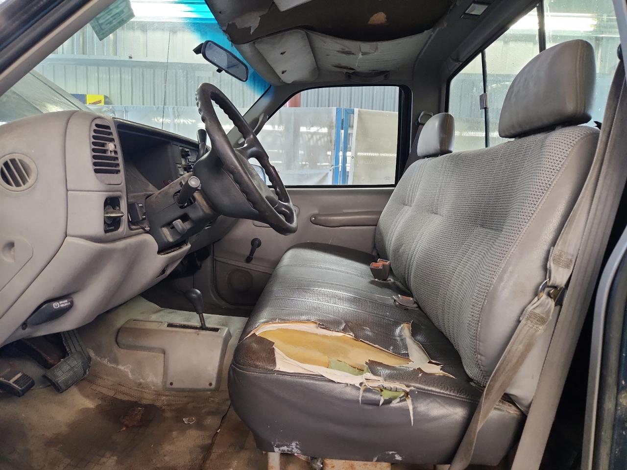 1998 Chevrolet Gmt-400 K2500 Зеленый vin: 1GCGK24R8WZ202540 Damage: Left Front Seat Cushion, Torn, > 12 Inches