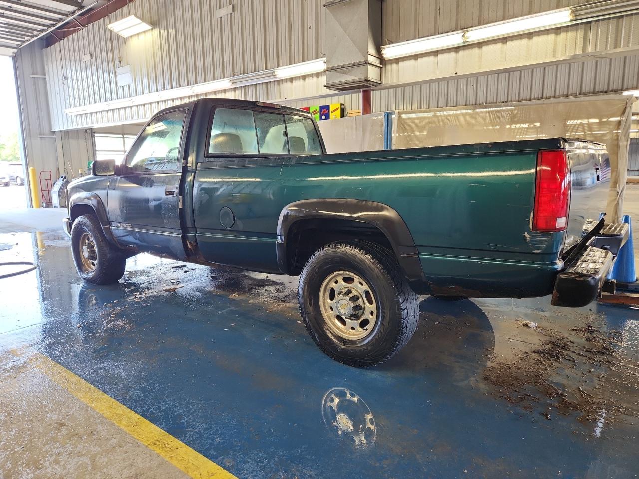 1998 Chevrolet Gmt-400 K2500 Зеленый vin: 1GCGK24R8WZ202540 Damage: Left Bed Side, Dent(S) W/ Paint Dmg, 3 To 4 Inches