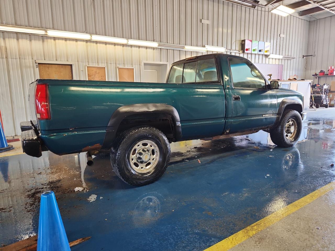 1998 Chevrolet Gmt-400 K2500 Зеленый vin: 1GCGK24R8WZ202540 Damage: Right Bed Side, Multiple Dents/Paint Damage, 3