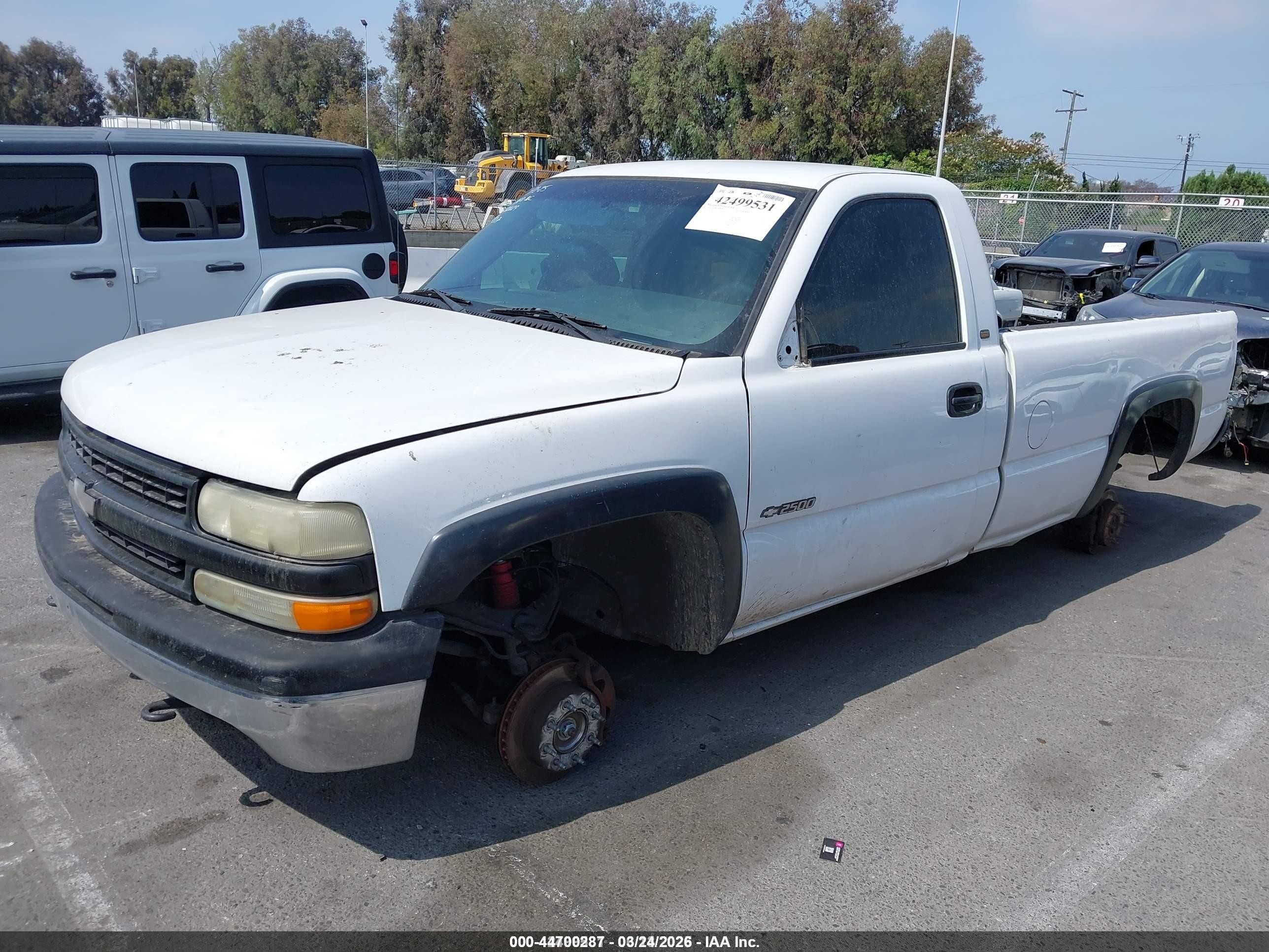 2000 Chevrolet Silverado 2500   White vin: 1GCGK24U5YZ268938