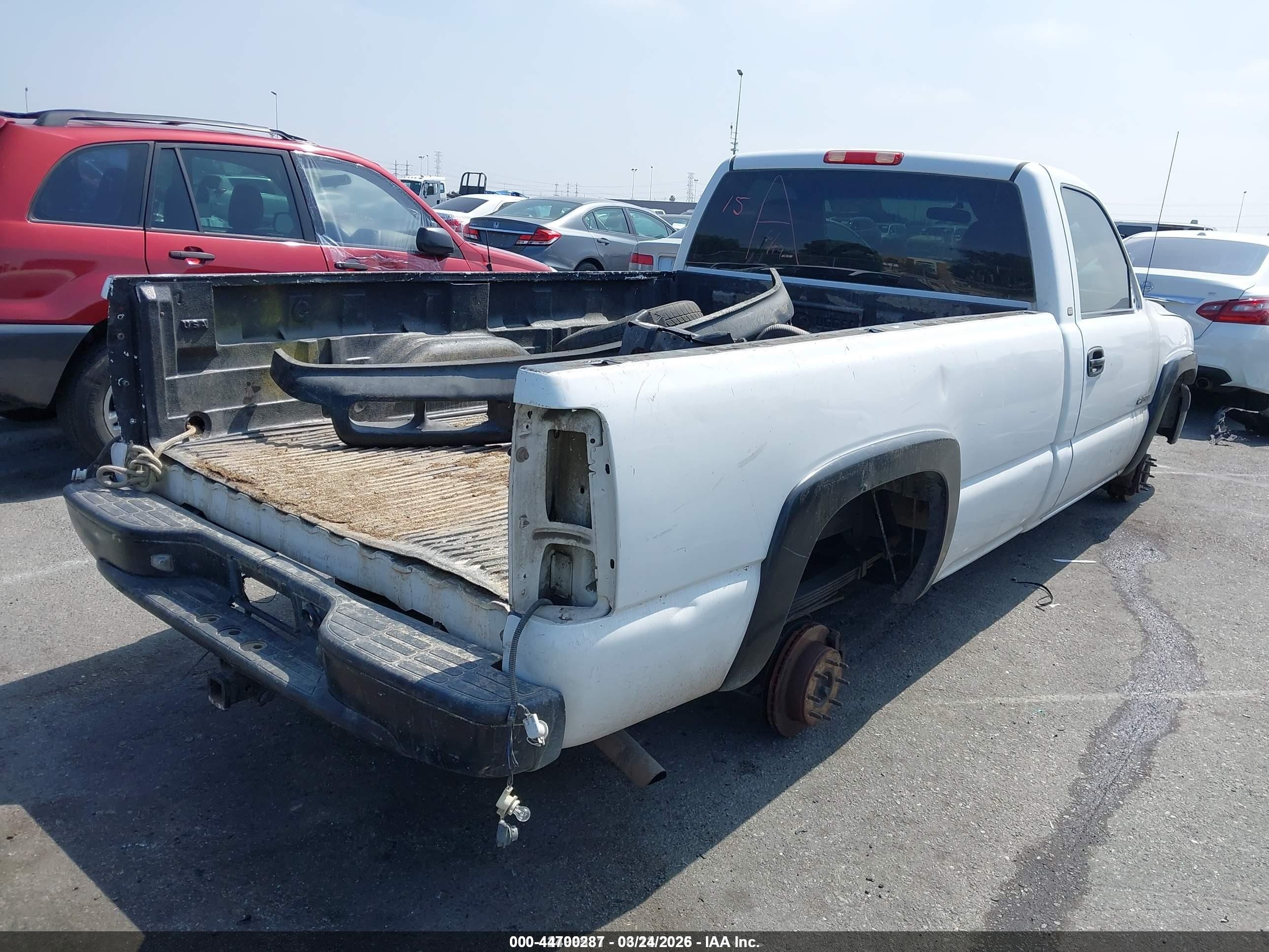 2000 Chevrolet Silverado 2500   White vin: 1GCGK24U5YZ268938
