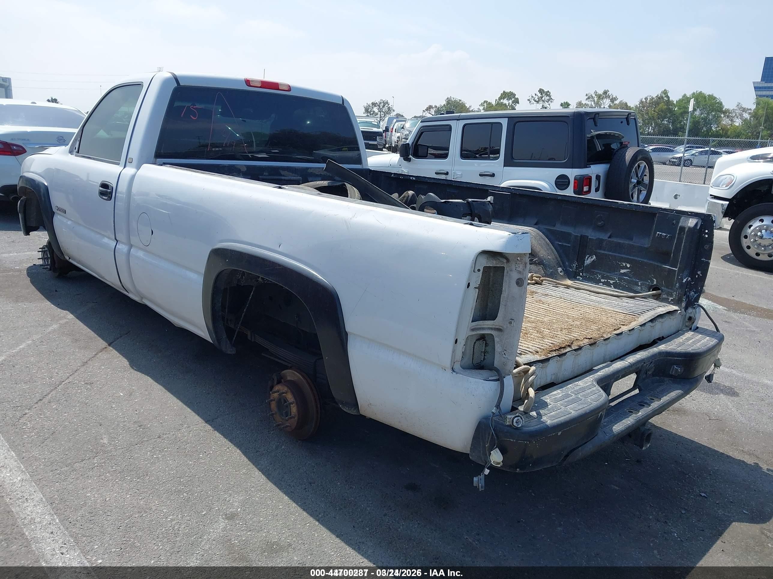 2000 Chevrolet Silverado 2500   White vin: 1GCGK24U5YZ268938
