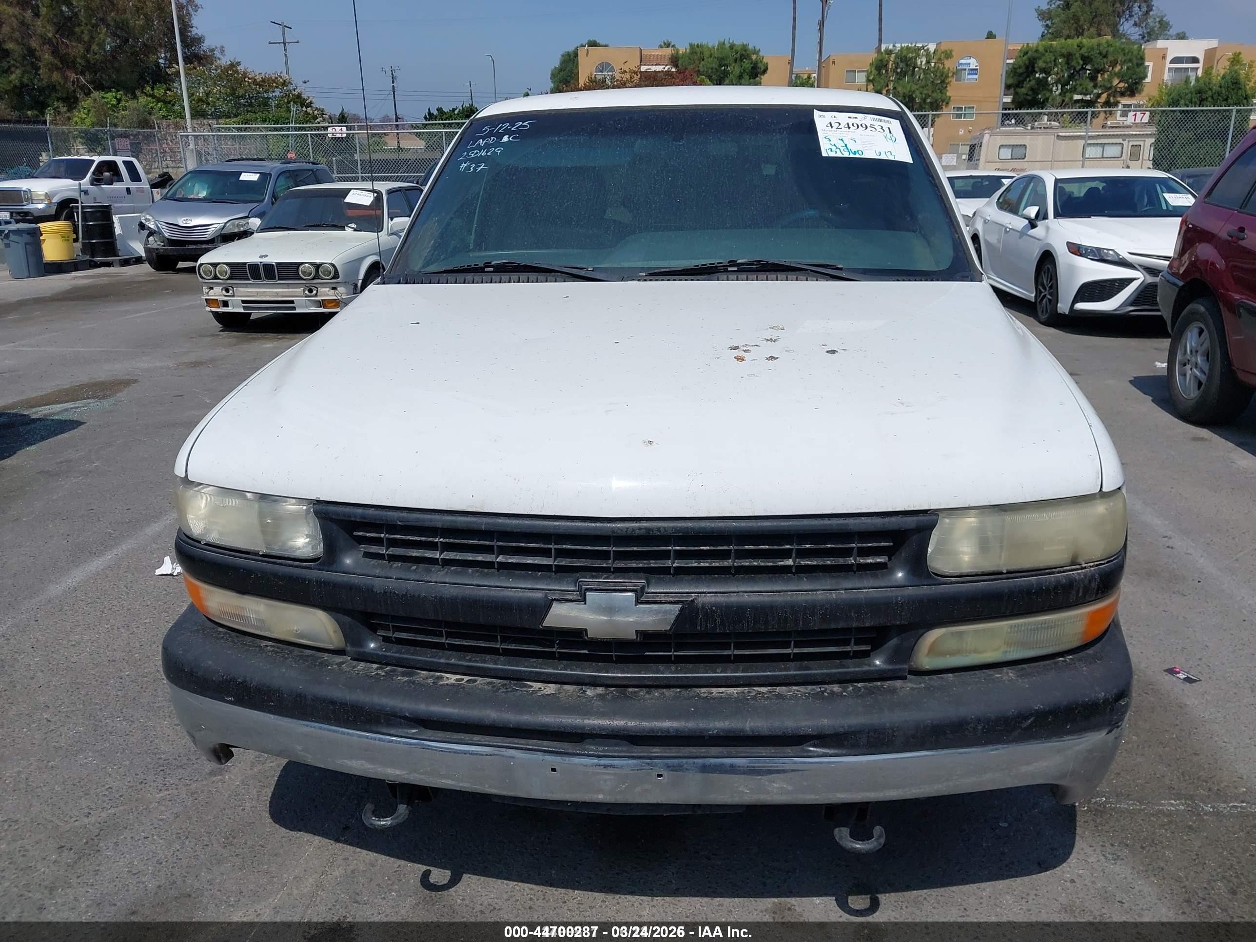 2000 Chevrolet Silverado 2500   White vin: 1GCGK24U5YZ268938